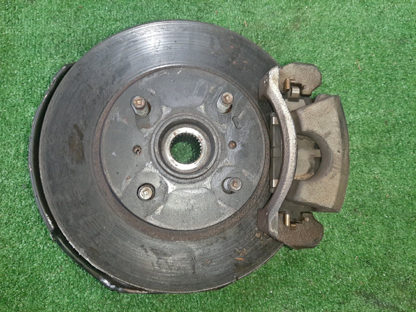Ступица правая передняя TOYOTA AXIO, COROLLA FIELDER, COROLLA  AXIO, FIELDER NZE141, ZRE142, ZRE142G, NZE141G 1NZ-FE, 2ZR-FAE, 2ZR-FE 1 ракурс