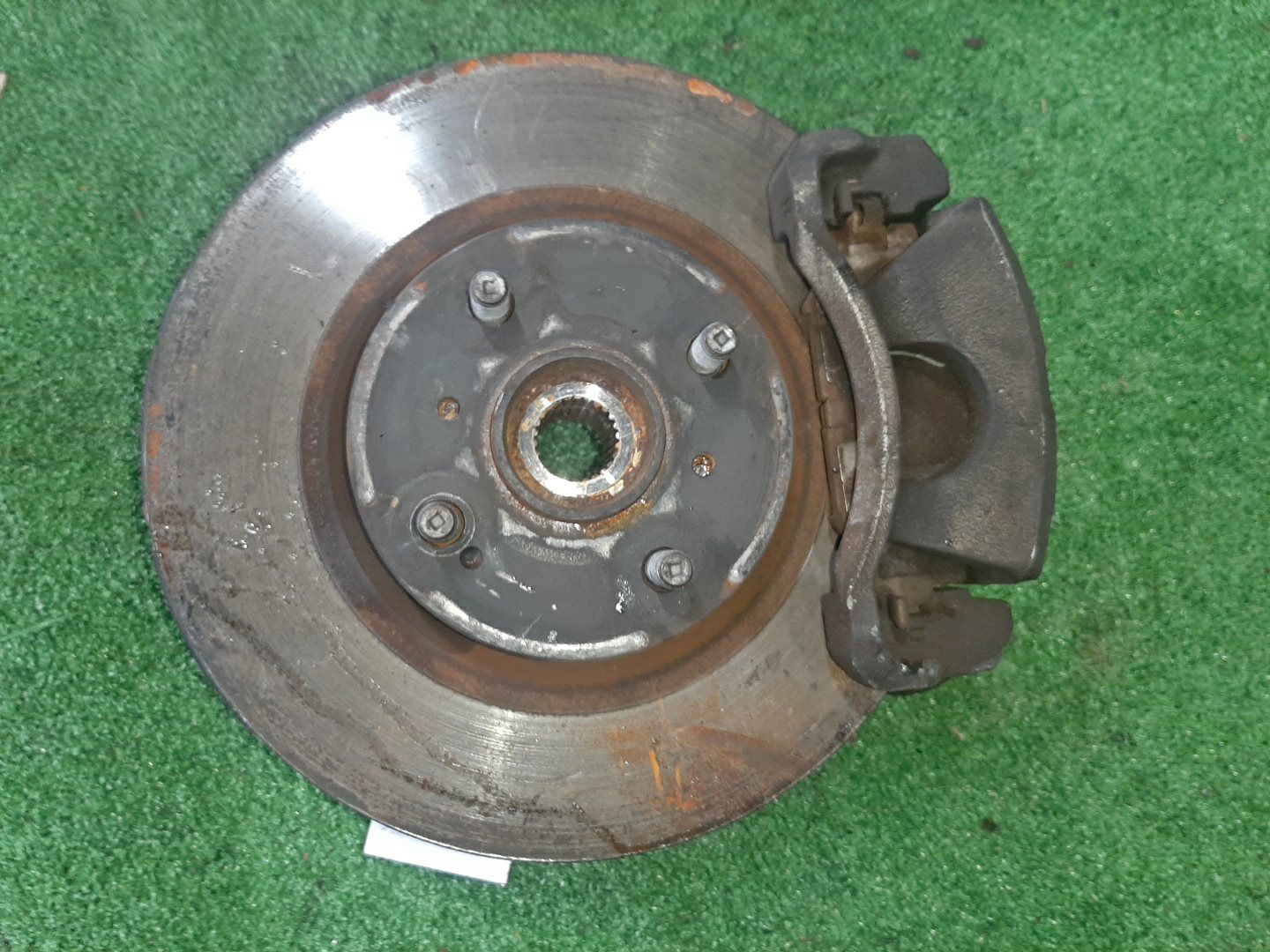 Ступица правая передняя TOYOTA AXIO, COROLLA FIELDER, COROLLA  AXIO, FIELDER NZE141, ZRE142, ZRE142G, NZE141G 1NZ-FE, 2ZR-FAE, 2ZR-FE 1 ракурс