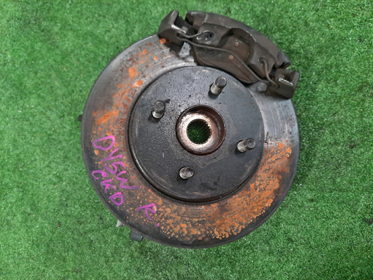 Ступица правая передняя MAZDA DEMIO, VERISA DY3W, DY5W, DY3R, DY5R, DC5R, DC5W ZJ-VE, ZY-VE 1 ракурс Ступица правая передняя MAZDA DEMIO, VERISA DY3W, DY5W, DY3R, DY5R, DC5R, DC5W ZJ-VE, ZY-VE 1 ракурс