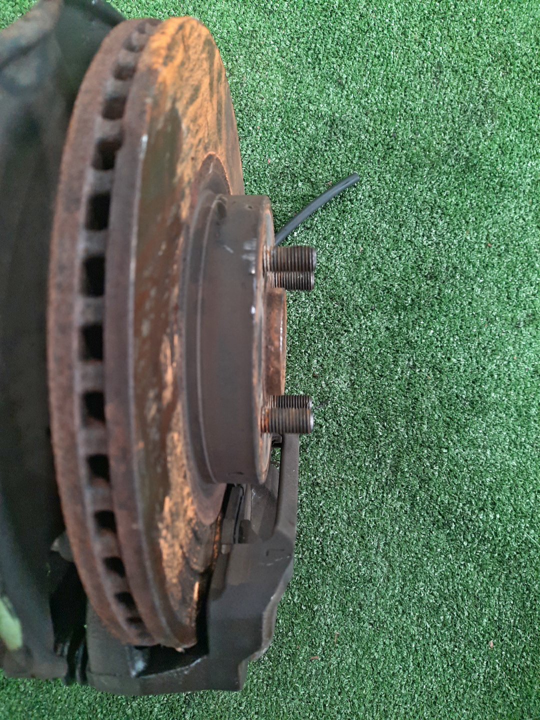 Ступица левая передняя TOYOTA AXIO, COROLLA FIELDER, COROLLA  AXIO, FIELDER NZE141, ZRE142, ZRE142G, NZE141G 1NZ-FE, 2ZR-FAE, 2ZR-FE 2 ракурс