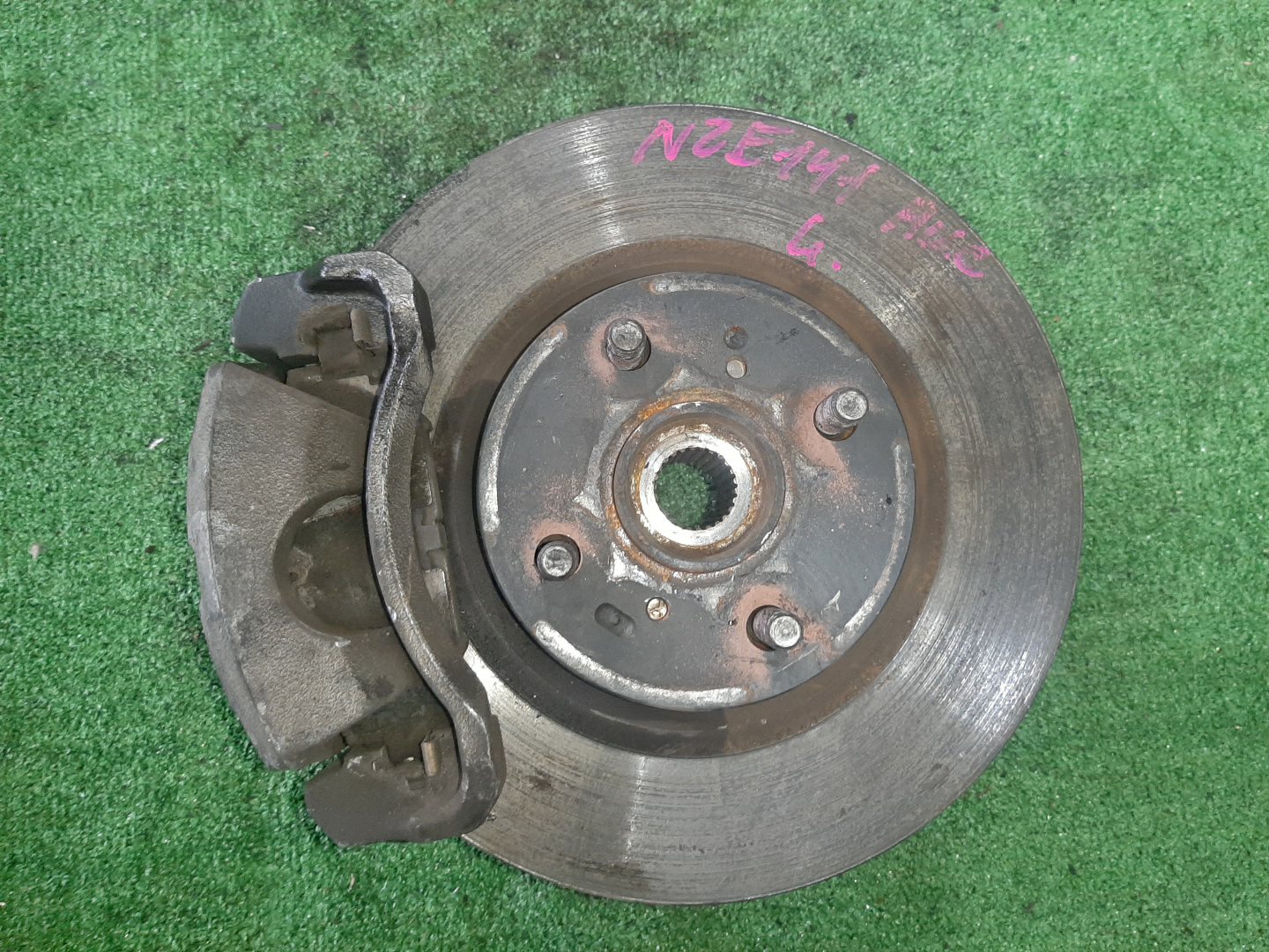 Ступица левая передняя TOYOTA AXIO, COROLLA FIELDER, COROLLA  AXIO, FIELDER NZE141, ZRE142, ZRE142G, NZE141G 1NZ-FE, 2ZR-FAE, 2ZR-FE 1 ракурс
