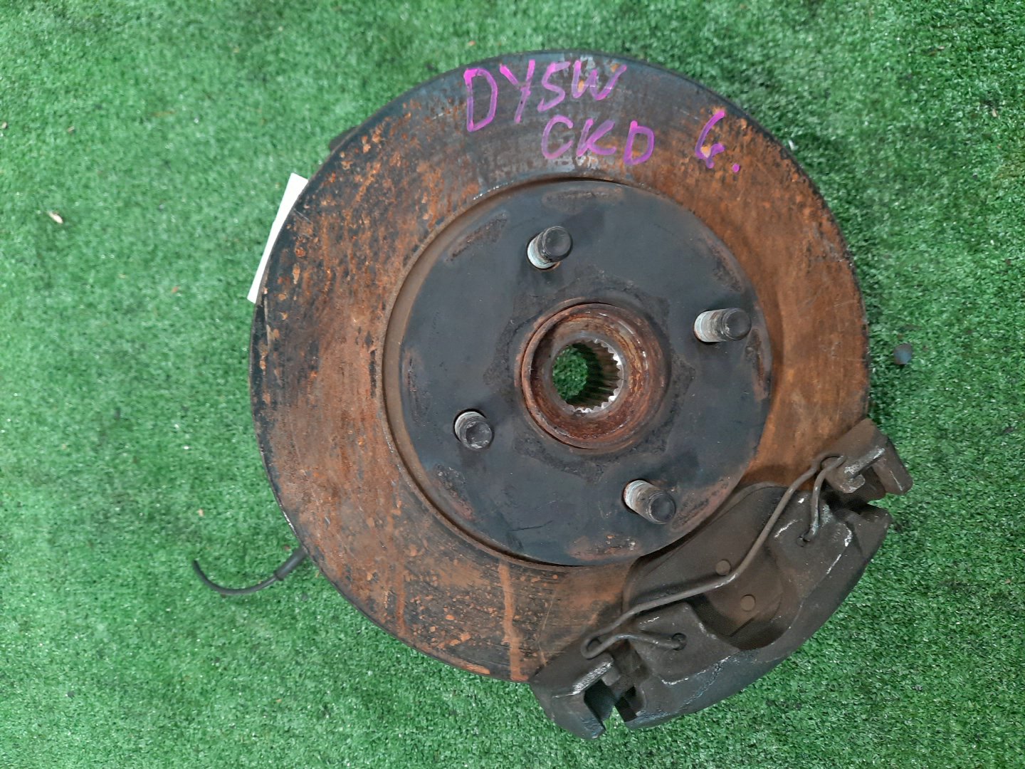 Ступица левая передняя MAZDA DEMIO, VERISA DY3W, DY5W, DY3R, DY5R, DC5R, DC5W ZJ-VE, ZY-VE 1 ракурс Ступица левая передняя MAZDA DEMIO, VERISA DY3W, DY5W, DY3R, DY5R, DC5R, DC5W ZJ-VE, ZY-VE 1 ракурс