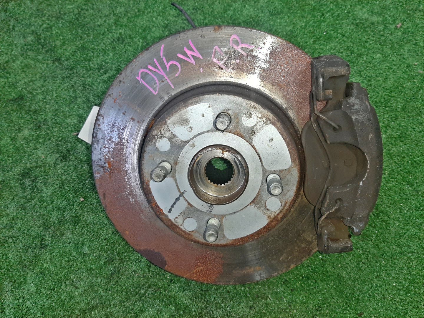 Ступица правая передняя MAZDA DEMIO, VERISA DY3W, DY5W, DY3R, DY5R, DC5R, DC5W ZJ-VE, ZY-VE 1 ракурс Ступица правая передняя MAZDA DEMIO, VERISA DY3W, DY5W, DY3R, DY5R, DC5R, DC5W ZJ-VE, ZY-VE 1 ракурс