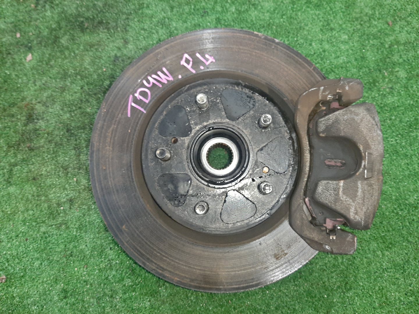 Ступица левая передняя SUZUKI ESCUDO, GRAND VITARA TA74W, TDB4W, TD94W, TD54W, TDA4W, TD54, TAA4V, JT M16A, N32A, H27A, J20A, J24B 1 ракурс Ступица левая передняя SUZUKI ESCUDO, GRAND VITARA TA74W, TDB4W, TD94W, TD54W, TDA4W, TD54, TAA4V, JT M16A, N32A, H27A, J20A, J24B 1 ракурс