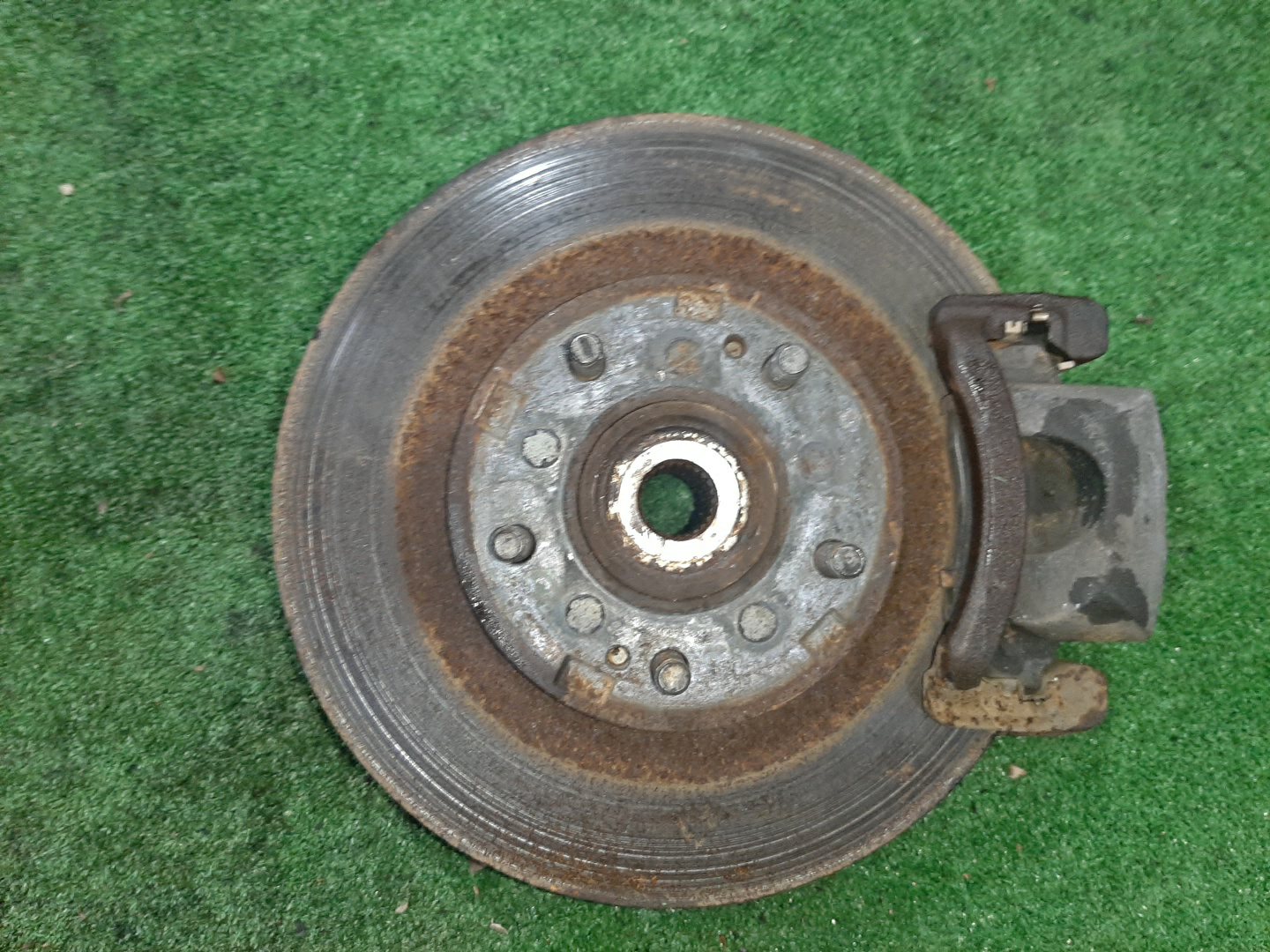 Ступица левая передняя MITSUBISHI PAJERO IO H76W, H66W, H67W, H77W 4G93, 4G93T, 4G94 1 ракурс