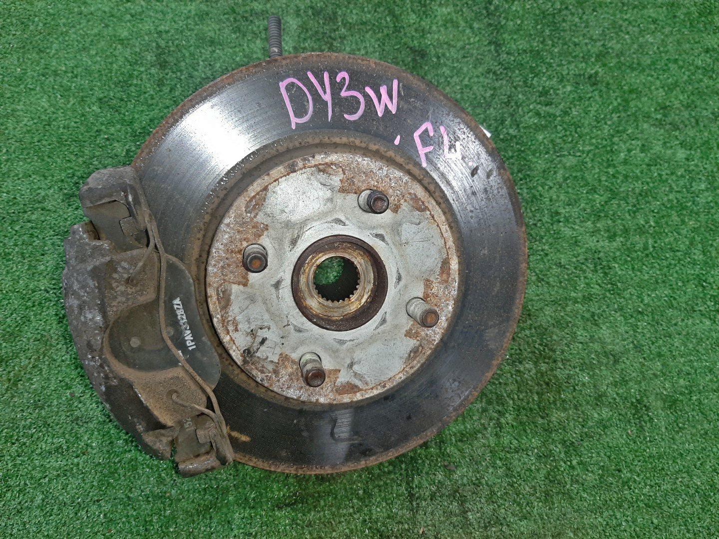 Ступица левая передняя MAZDA DEMIO, VERISA DY3W, DY5W, DY3R, DY5R, DC5R, DC5W ZJ-VE, ZY-VE 1 ракурс Ступица левая передняя MAZDA DEMIO, VERISA DY3W, DY5W, DY3R, DY5R, DC5R, DC5W ZJ-VE, ZY-VE 1 ракурс