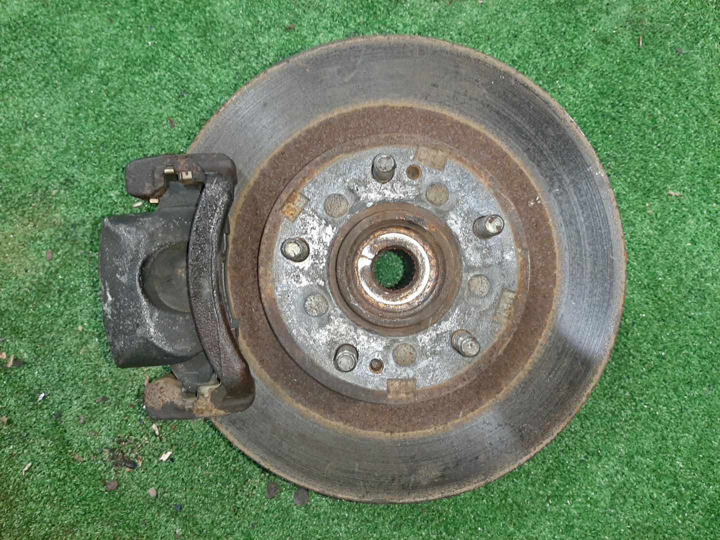 Ступица правая передняя MITSUBISHI PAJERO IO H76W, H66W, H67W, H77W 4G93, 4G93T, 4G94 1 ракурс