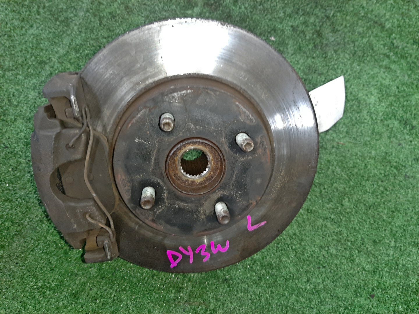 Ступица левая передняя MAZDA DEMIO, VERISA DY3W, DY5W, DY3R, DY5R, DC5R, DC5W ZJ-VE, ZY-VE 1 ракурс Ступица левая передняя MAZDA DEMIO, VERISA DY3W, DY5W, DY3R, DY5R, DC5R, DC5W ZJ-VE, ZY-VE 1 ракурс