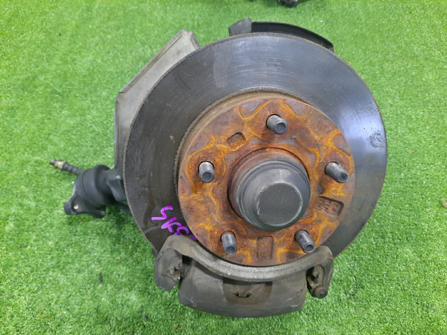 Ступица правая передняя MAZDA BONGO SK22T, SK82V, SK82T, SK22V, SKF2V, SKP2V, SKP2T, SKF2T R2, F8, RF-T, L8 1 ракурс Ступица правая передняя MAZDA BONGO SK22T, SK82V, SK82T, SK22V, SKF2V, SKP2V, SKP2T, SKF2T R2, F8, RF-T, L8 1 ракурс