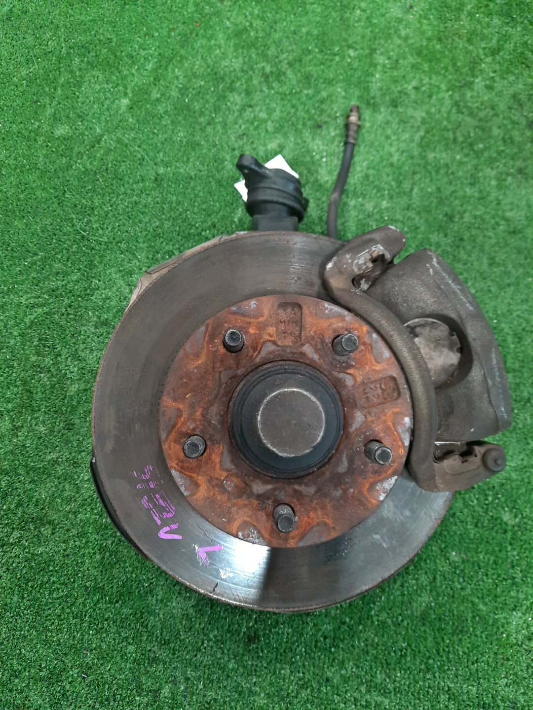 Ступица левая передняя MAZDA BONGO SK22T, SK82V, SK82T, SK22V, SKF2V, SKP2V, SKP2T, SKF2T R2, F8, RF-T, L8 1 ракурс Ступица левая передняя MAZDA BONGO SK22T, SK82V, SK82T, SK22V, SKF2V, SKP2V, SKP2T, SKF2T R2, F8, RF-T, L8 1 ракурс