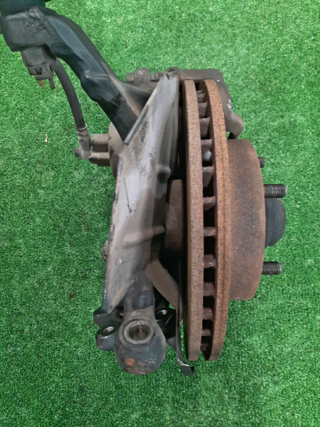 Ступица левая передняя MAZDA BONGO SK22T, SK82V, SK82T, SK22V, SKF2V, SKP2V, SKP2T, SKF2T R2, F8, RF-T, L8 2 ракурс