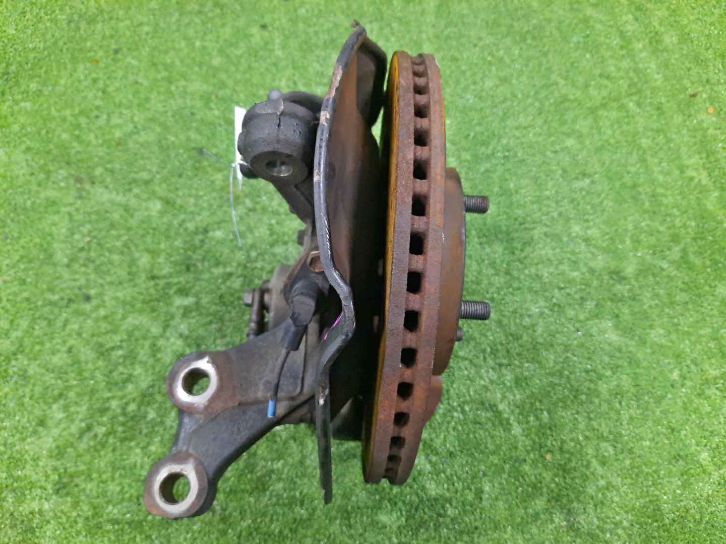 Ступица левая передняя TOYOTA AXIO, COROLLA FIELDER, COROLLA  AXIO, FIELDER NZE141, ZRE142, ZRE142G, NZE141G 1NZ-FE, 2ZR-FAE, 2ZR-FE 2 ракурс
