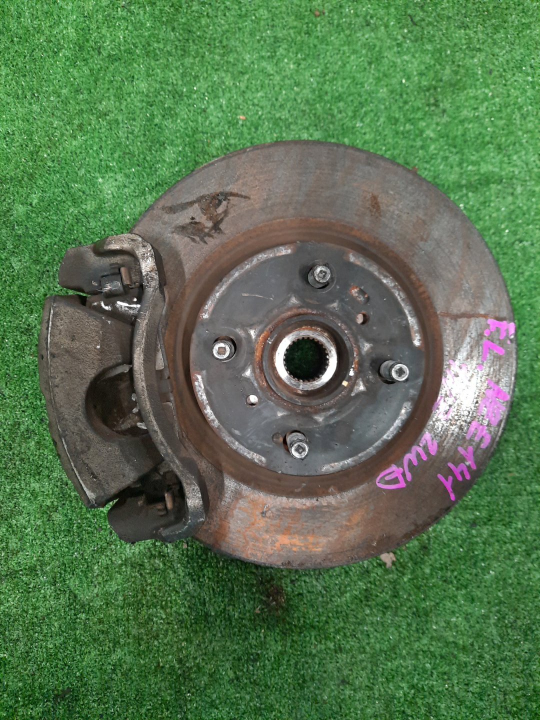 Ступица левая передняя TOYOTA AXIO, COROLLA FIELDER, COROLLA  AXIO, FIELDER NZE141, ZRE142, ZRE142G, NZE141G 1NZ-FE, 2ZR-FAE, 2ZR-FE 1 ракурс