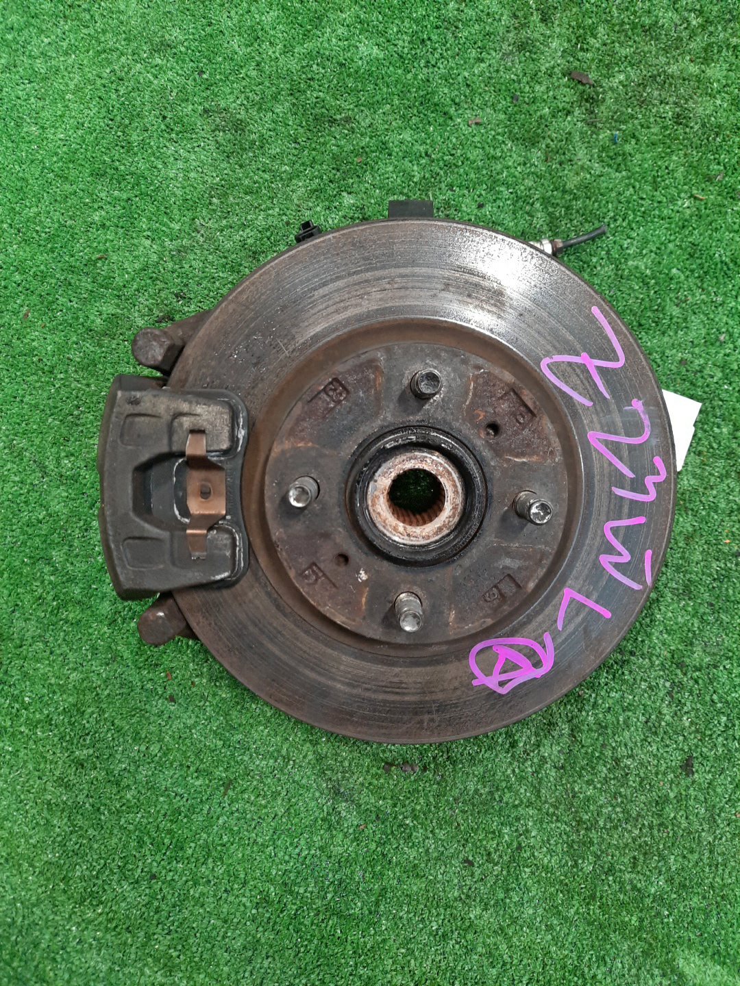 Ступица левая передняя MITSUBISHI COLT PLUS, COLT Z22W, Z21W, Z23W, Z24W, Z24A, Z23A, Z21A, Z25A, Z26A, Z28A, Z22A 4A90, 4A91, 4G19, 4G15 1 ракурс Ступица левая передняя MITSUBISHI COLT PLUS, COLT Z22W, Z21W, Z23W, Z24W, Z24A, Z23A, Z21A, Z25A, Z26A, Z28A, Z22A 4A90, 4A91, 4G19, 4G15 1 ракурс