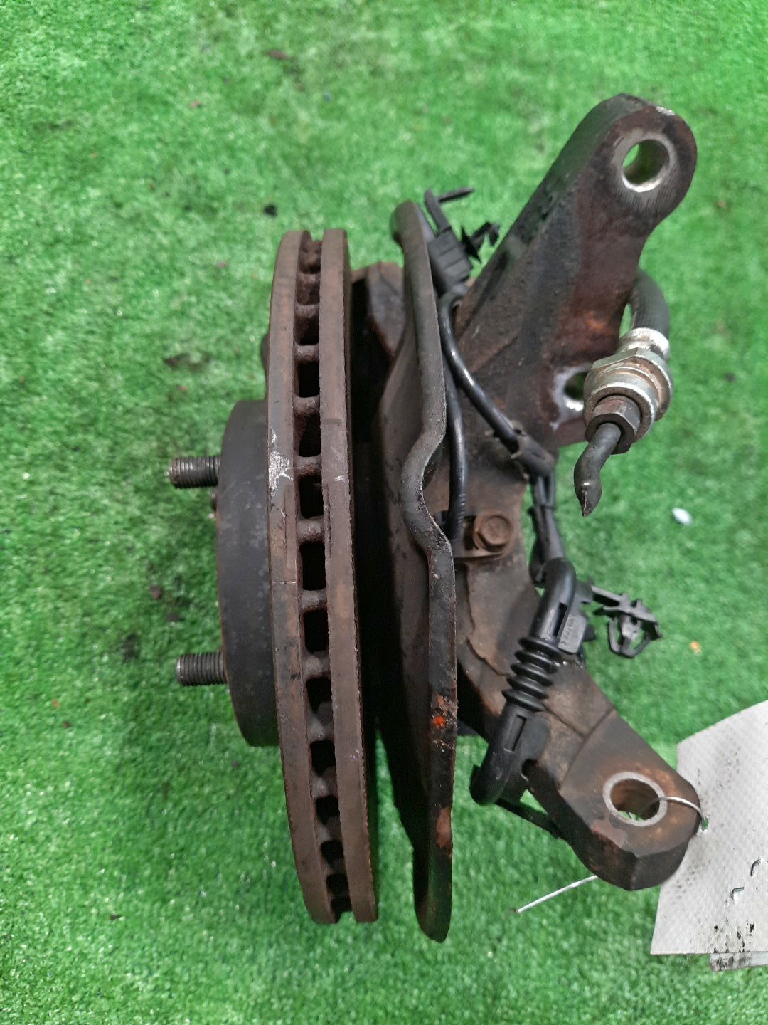 Ступица левая передняя MITSUBISHI COLT PLUS, COLT Z22W, Z21W, Z23W, Z24W, Z24A, Z23A, Z21A, Z25A, Z26A, Z28A, Z22A 4A90, 4A91, 4G19, 4G15 3 ракурс
