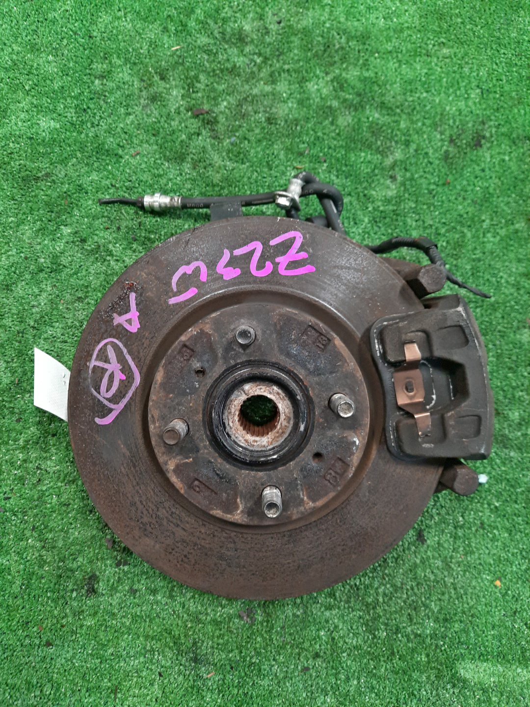 Ступица правая передняя MITSUBISHI COLT PLUS, COLT Z22W, Z21W, Z23W, Z24W, Z24A, Z23A, Z21A, Z25A, Z26A, Z28A, Z22A 4A90, 4A91, 4G19, 4G15 1 ракурс Ступица правая передняя MITSUBISHI COLT PLUS, COLT Z22W, Z21W, Z23W, Z24W, Z24A, Z23A, Z21A, Z25A, Z26A, Z28A, Z22A 4A90, 4A91, 4G19, 4G15 1 ракурс