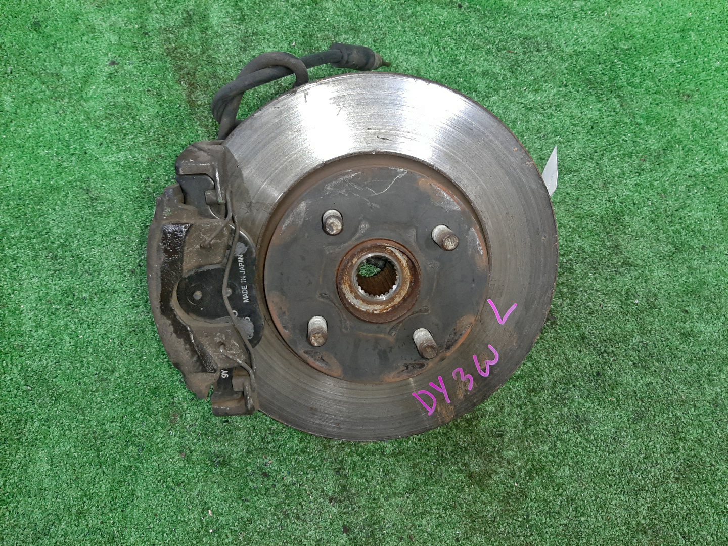 Ступица левая передняя MAZDA DEMIO, VERISA DY3W, DY5W, DY3R, DY5R, DC5R, DC5W ZJ-VE, ZY-VE 1 ракурс Ступица левая передняя MAZDA DEMIO, VERISA DY3W, DY5W, DY3R, DY5R, DC5R, DC5W ZJ-VE, ZY-VE 1 ракурс