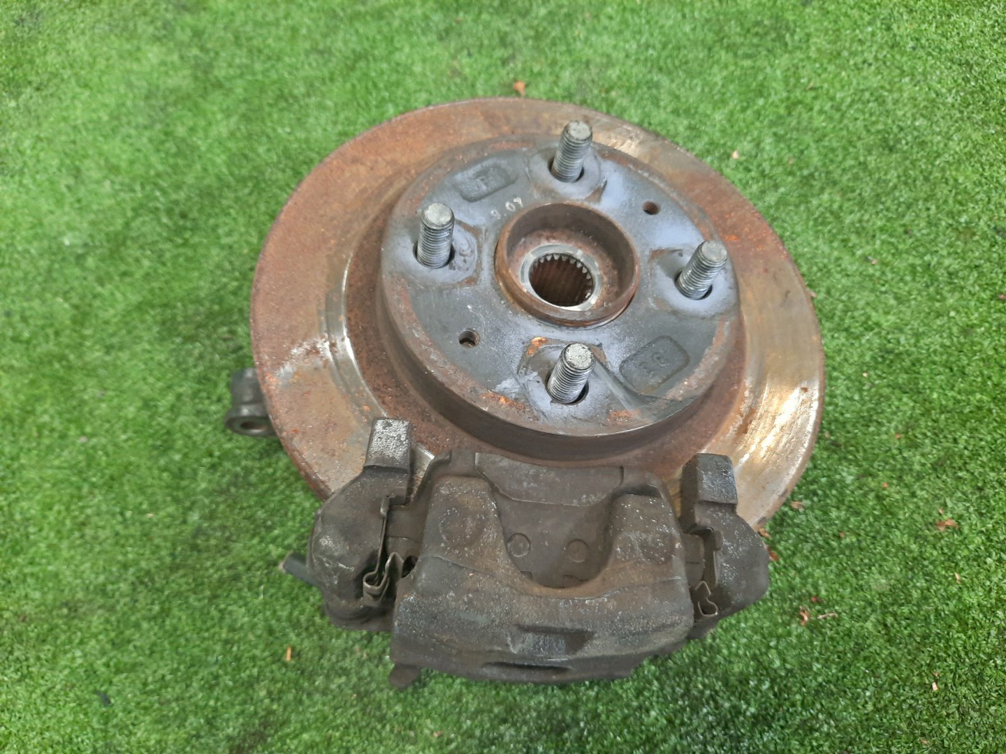 Ступица левая передняя TOYOTA PASSO, BOON KGC15, KGC10, QNC10, M301S, M310S, M300S 1KR-FE, K3-VE 1 ракурс