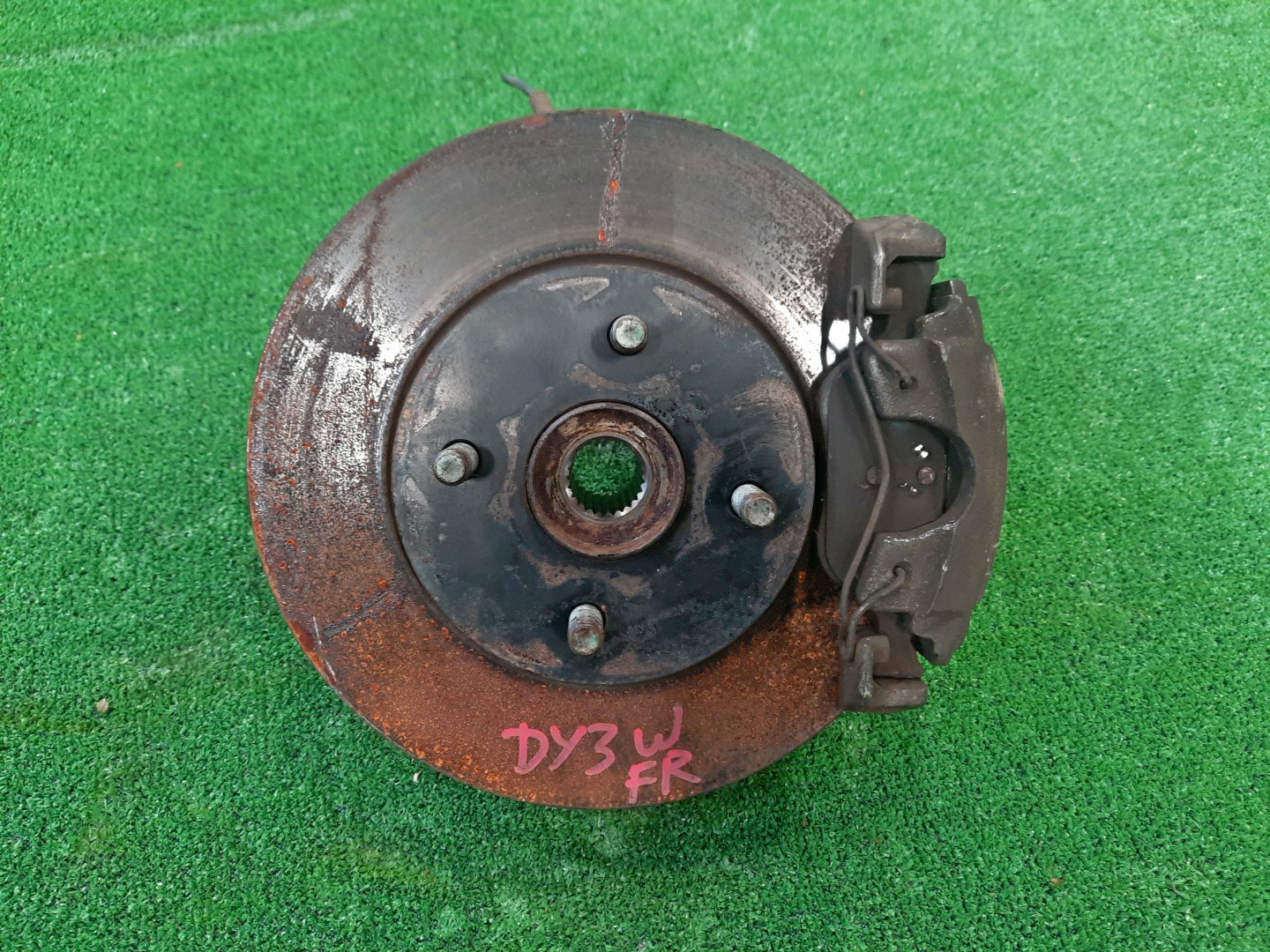 Ступица правая передняя MAZDA DEMIO, VERISA DY3W, DY5W, DY3R, DY5R, DC5R, DC5W ZJ-VE, ZY-VE 1 ракурс Ступица правая передняя MAZDA DEMIO, VERISA DY3W, DY5W, DY3R, DY5R, DC5R, DC5W ZJ-VE, ZY-VE 1 ракурс