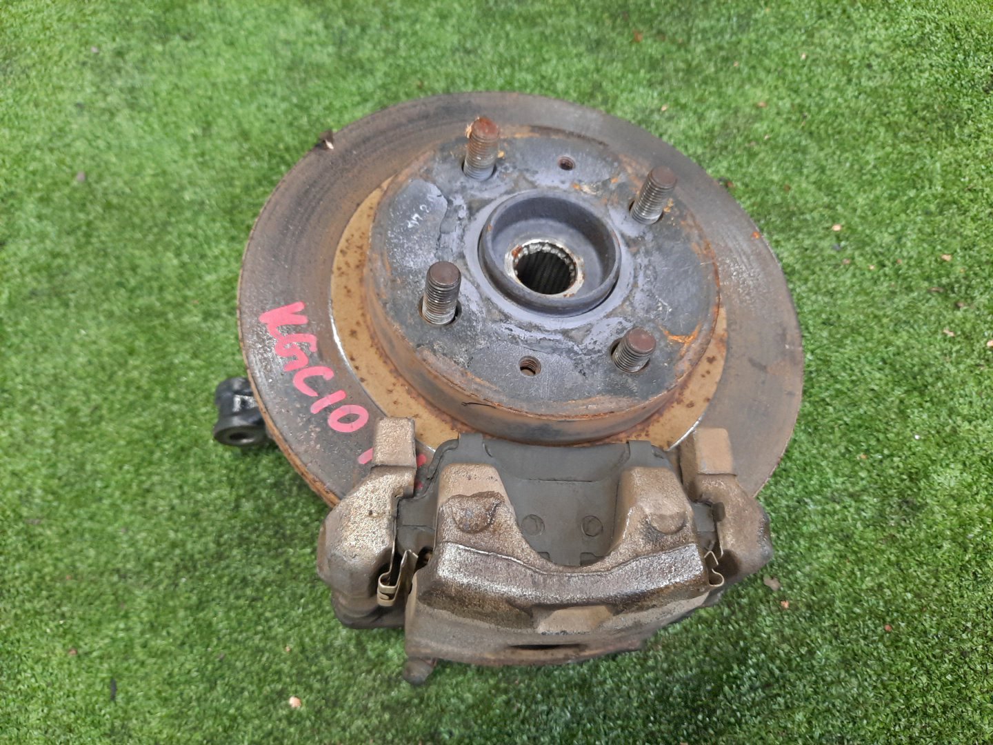 Ступица левая передняя TOYOTA PASSO, BOON KGC15, KGC10, QNC10, M301S, M310S, M300S 1KR-FE, K3-VE 1 ракурс