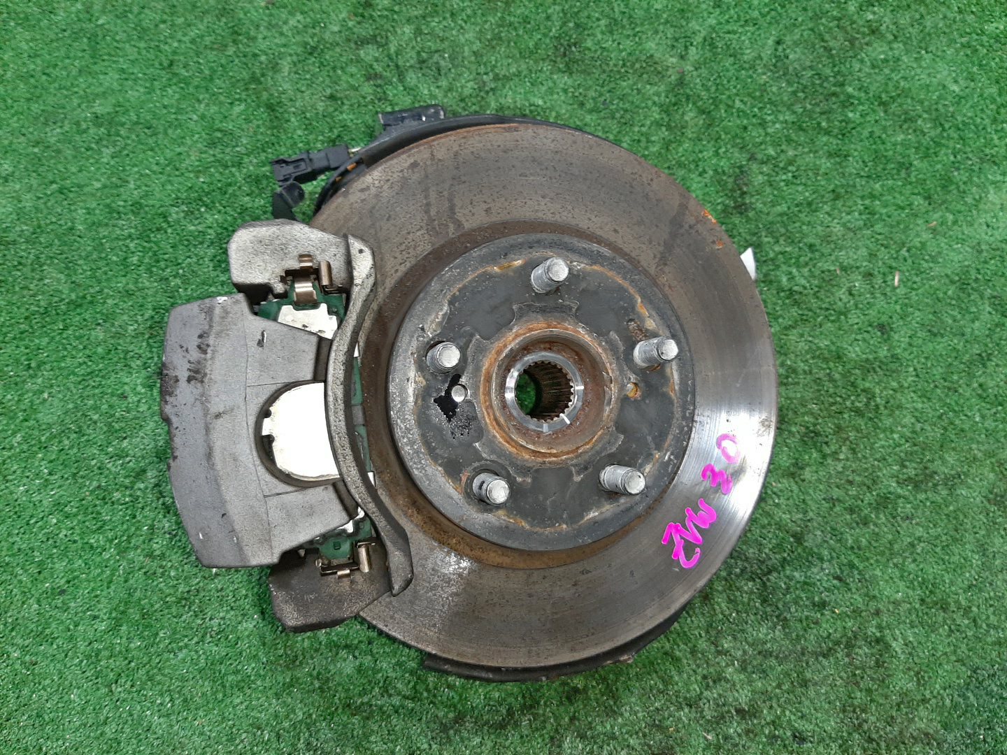 Ступица левая передняя TOYOTA CT200H, PRIUS ZWA10, ZVW35, ZVW30 2ZR-FXE 1 ракурс