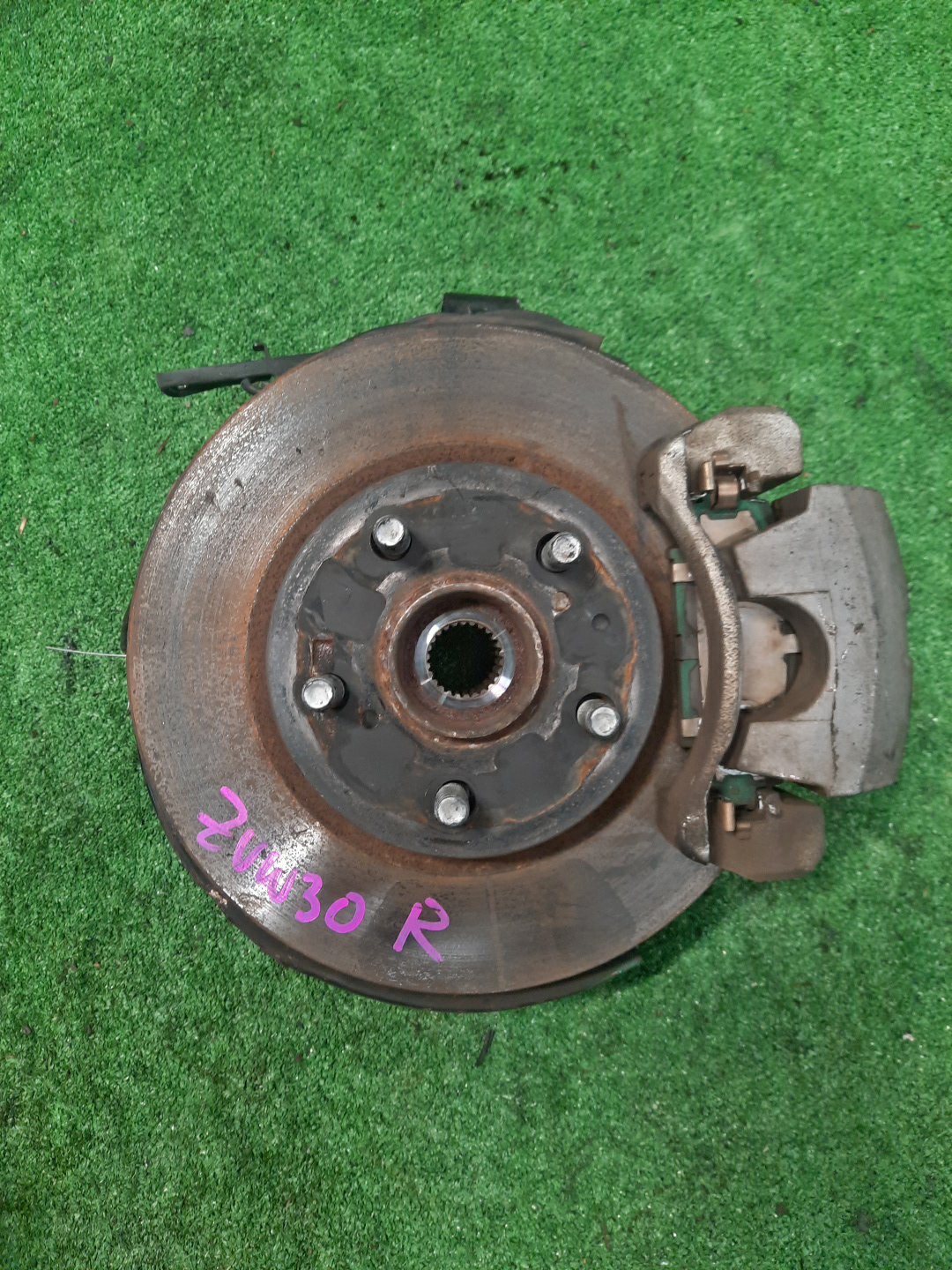Ступица правая передняя TOYOTA CT200H, PRIUS ZWA10, ZVW35, ZVW30 2ZR-FXE 1 ракурс