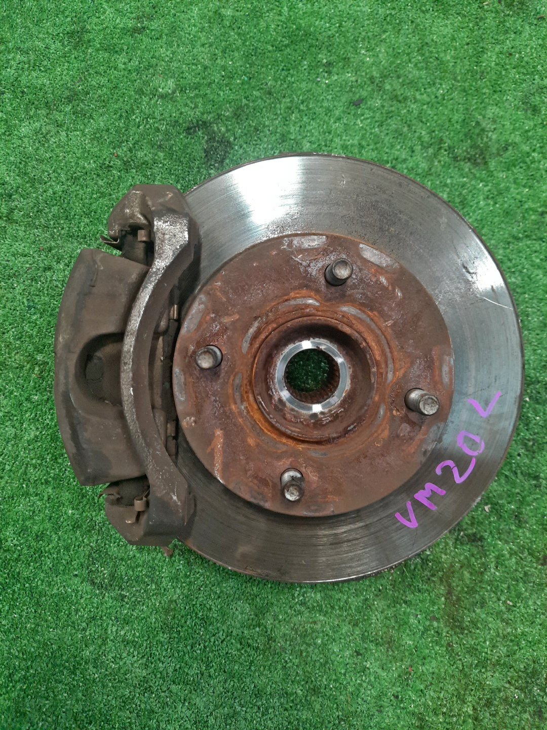 Ступица левая передняя NISSAN NV200 VM20 HR16DE 1 ракурс Ступица левая передняя NISSAN NV200 VM20 HR16DE 1 ракурс