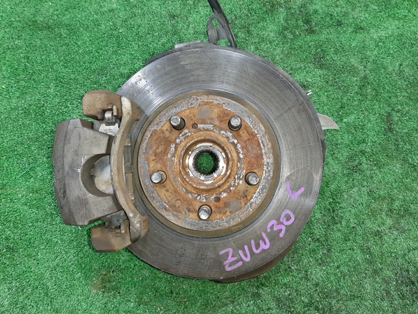 Ступица левая передняя TOYOTA CT200H, PRIUS ZWA10, ZVW35, ZVW30 2ZR-FXE 1 ракурс