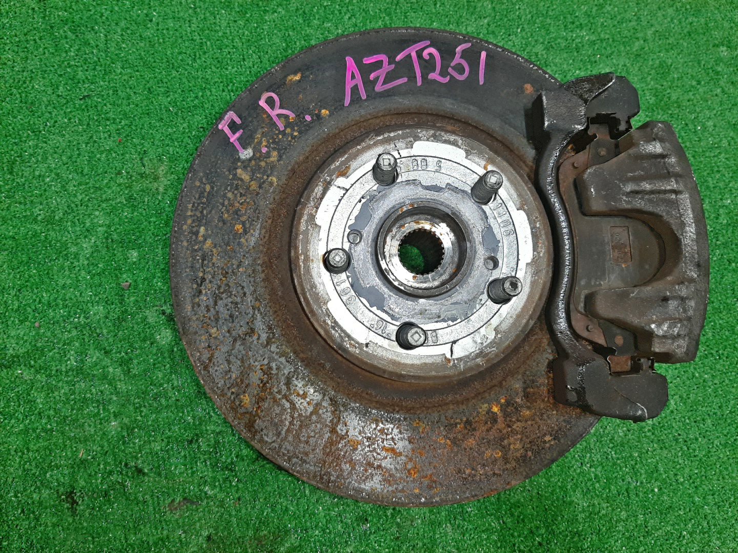 Ступица правая передняя TOYOTA AVENSIS AZT251 2AZ-FSE 1 ракурс