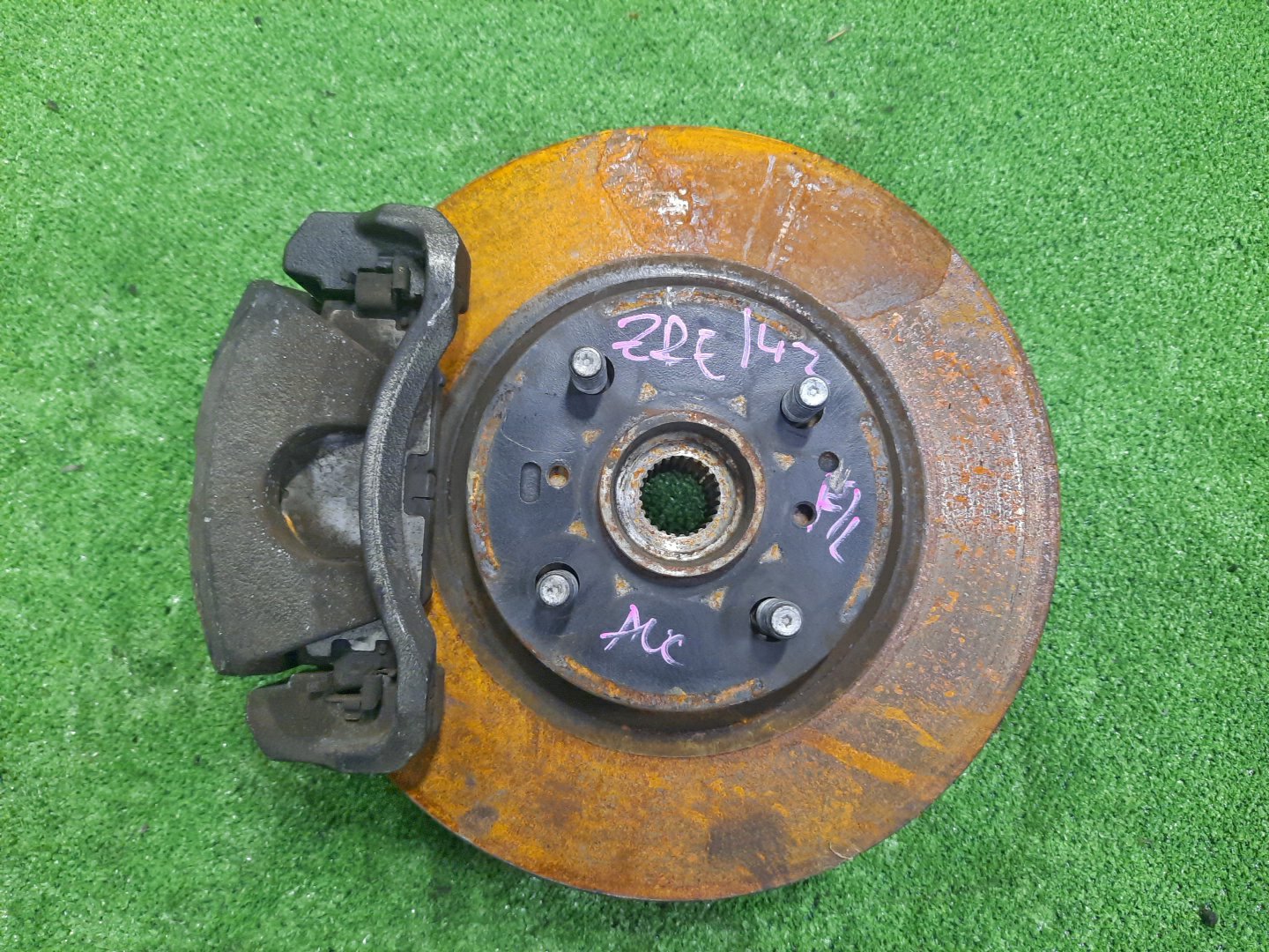 Ступица левая передняя TOYOTA AXIO, COROLLA FIELDER, COROLLA  AXIO, FIELDER NZE141, ZRE142, ZRE142G, NZE141G 1NZ-FE, 2ZR-FAE, 2ZR-FE 1 ракурс