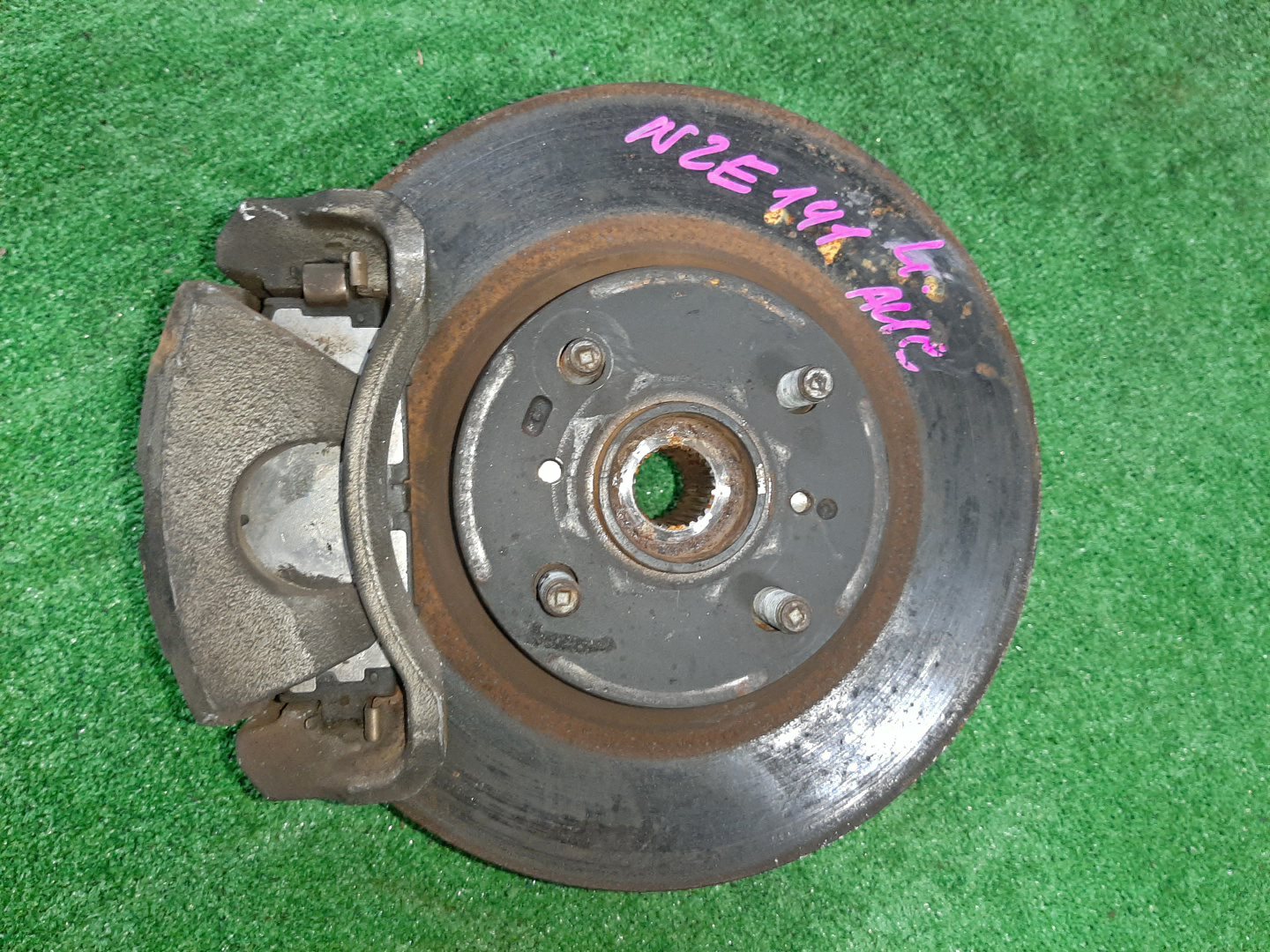 Ступица левая передняя TOYOTA AXIO, COROLLA FIELDER, COROLLA  AXIO, FIELDER NZE141, ZRE142, ZRE142G, NZE141G 1NZ-FE, 2ZR-FAE, 2ZR-FE 1 ракурс