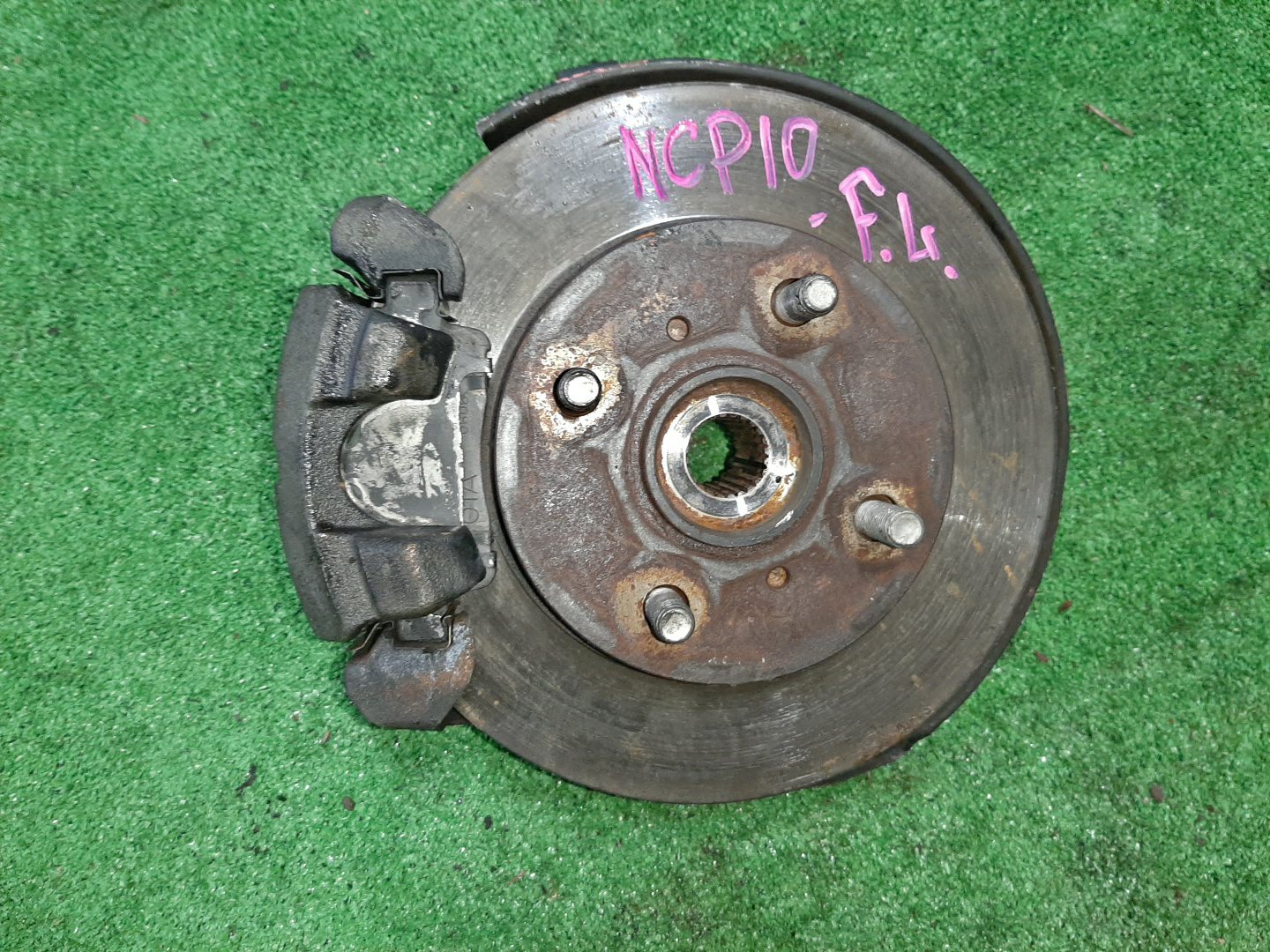 Ступица левая передняя TOYOTA VITZ NCP10 2NZ-FE 1 ракурс