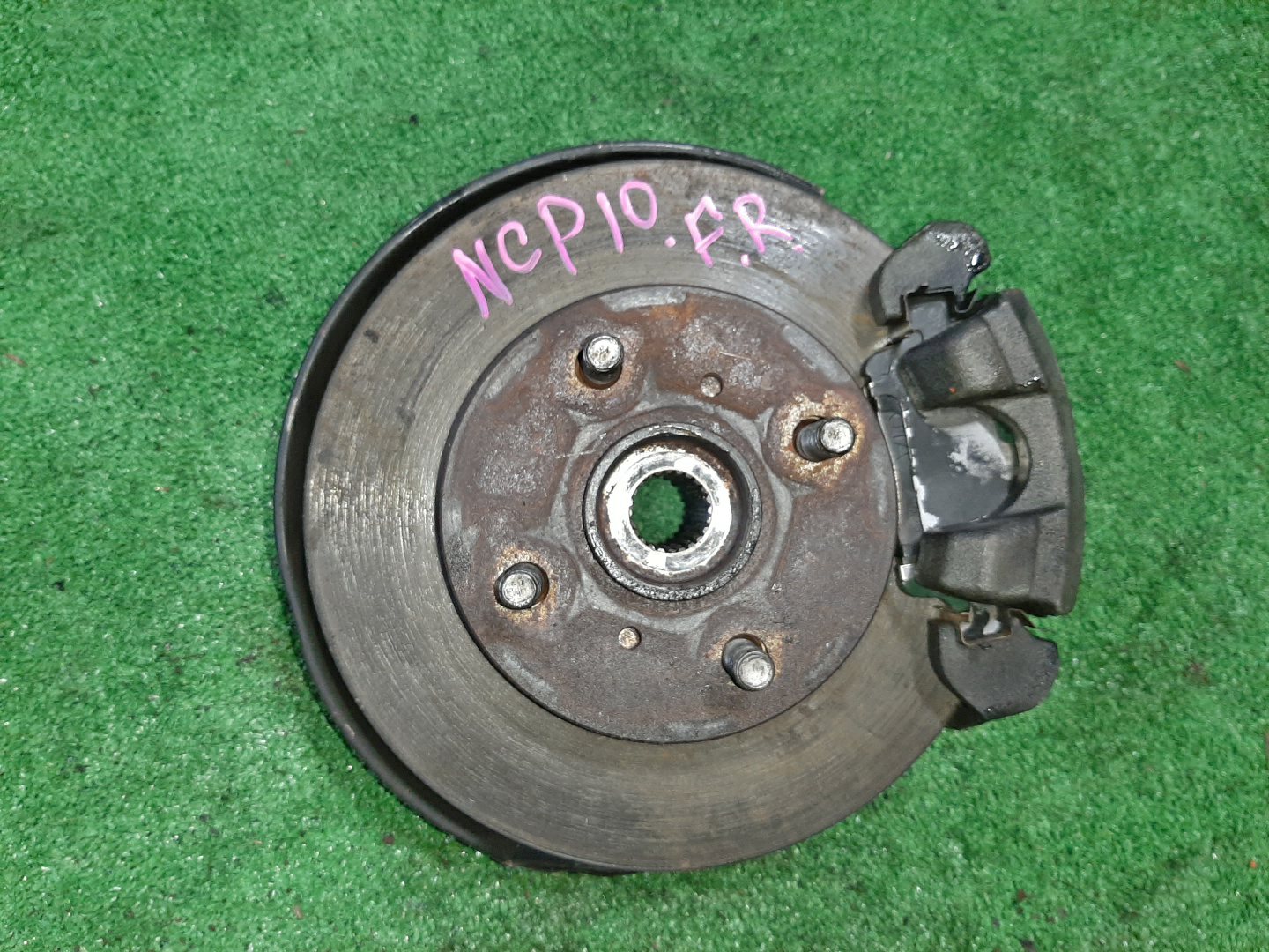 Ступица правая передняя TOYOTA VITZ NCP10 2NZ-FE 1 ракурс