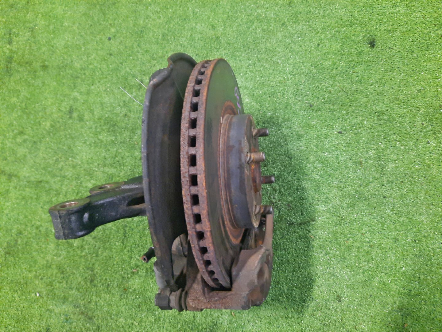 Ступица левая передняя TOYOTA AXIO, COROLLA FIELDER, COROLLA  AXIO, FIELDER NZE141, ZRE142, ZRE142G, NZE141G 1NZ-FE, 2ZR-FAE, 2ZR-FE 3 ракурс