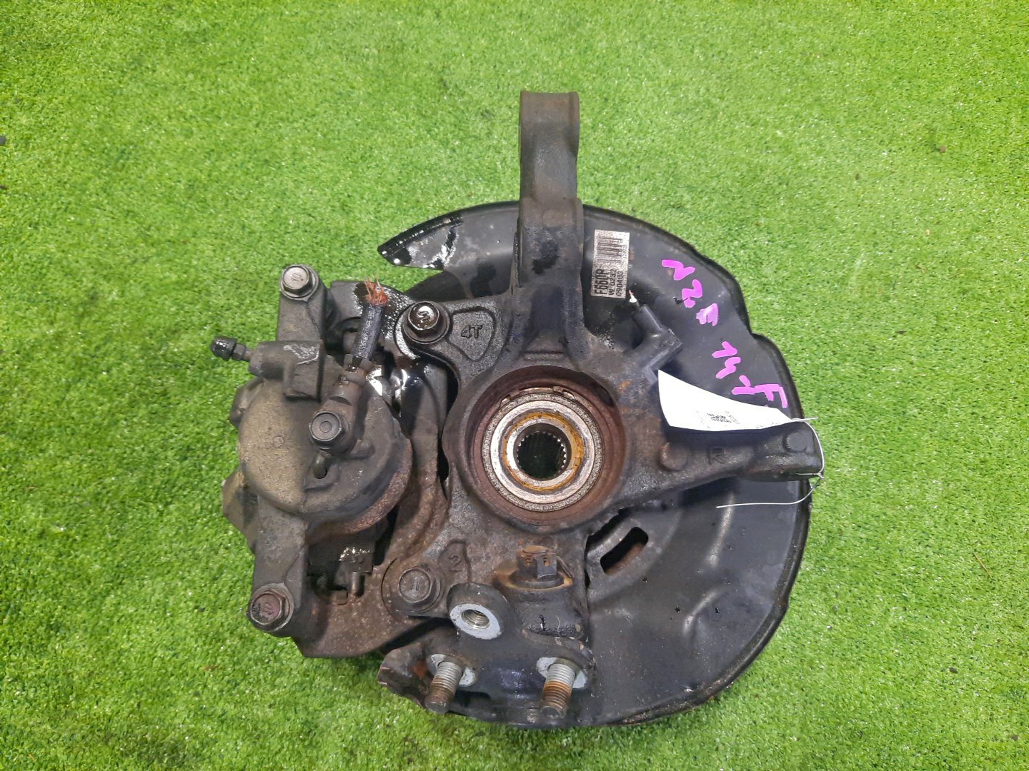 Ступица правая передняя TOYOTA AXIO, COROLLA FIELDER, COROLLA  AXIO, FIELDER NZE141, ZRE142, ZRE142G, NZE141G 1NZ-FE, 2ZR-FAE, 2ZR-FE 2 ракурс