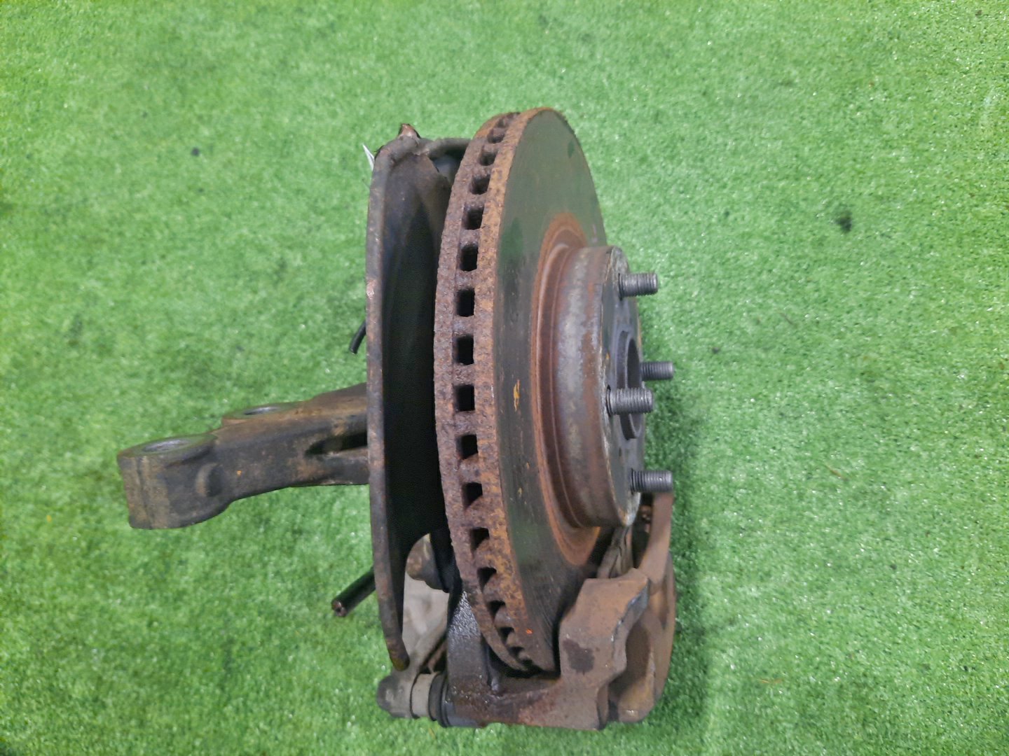 Ступица левая передняя TOYOTA AXIO, COROLLA FIELDER, COROLLA  AXIO, FIELDER NZE141, ZRE142, ZRE142G, NZE141G 1NZ-FE, 2ZR-FAE, 2ZR-FE 3 ракурс
