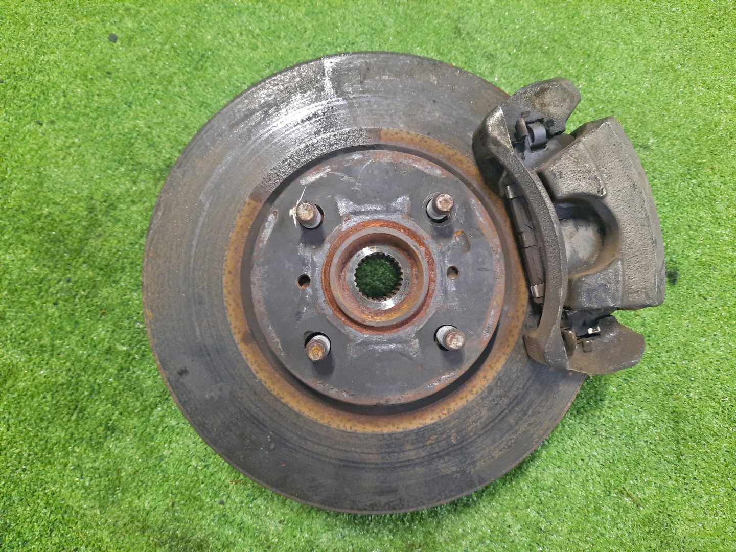 Ступица правая передняя TOYOTA VITZ, RACTIS NCP91, NCP100, SCP100 1NZ-FE, 2SZ-FE 1 ракурс Ступица правая передняя TOYOTA VITZ, RACTIS NCP91, NCP100, SCP100 1NZ-FE, 2SZ-FE 1 ракурс