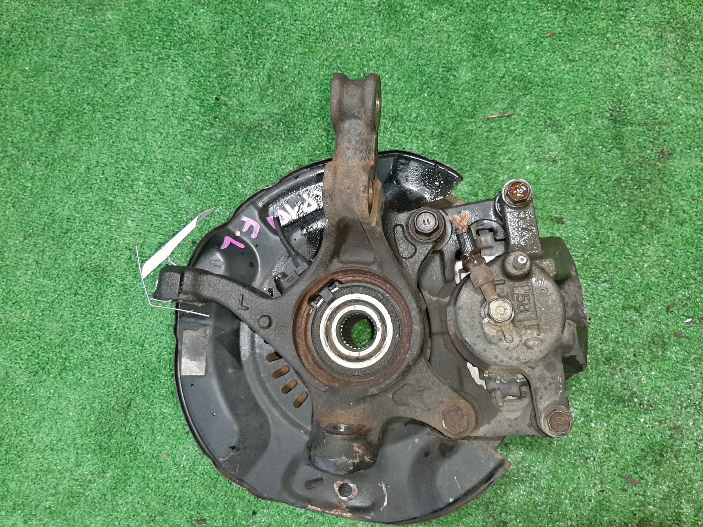 Ступица левая передняя TOYOTA VITZ, RACTIS NCP91, NCP100, SCP100 1NZ-FE, 2SZ-FE 2 ракурс Ступица левая передняя TOYOTA VITZ, RACTIS NCP91, NCP100, SCP100 1NZ-FE, 2SZ-FE 2 ракурс
