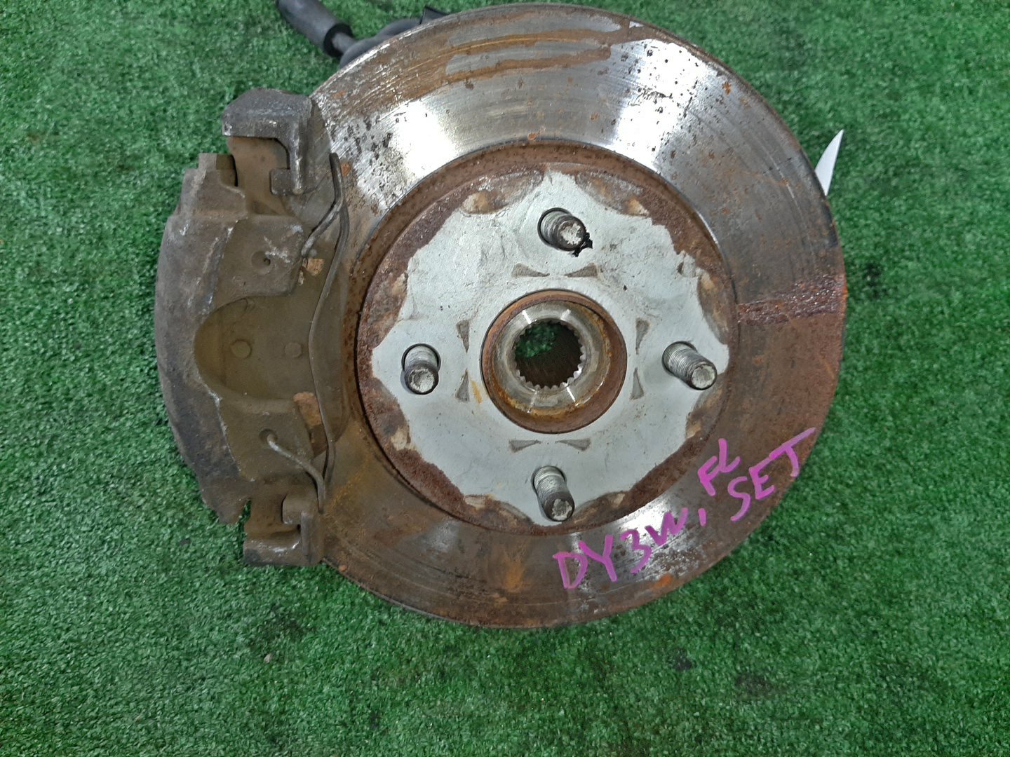 Ступица левая передняя MAZDA DEMIO, VERISA DY3W, DY5W, DY3R, DY5R, DC5R, DC5W ZJ-VE, ZY-VE 1 ракурс Ступица левая передняя MAZDA DEMIO, VERISA DY3W, DY5W, DY3R, DY5R, DC5R, DC5W ZJ-VE, ZY-VE 1 ракурс