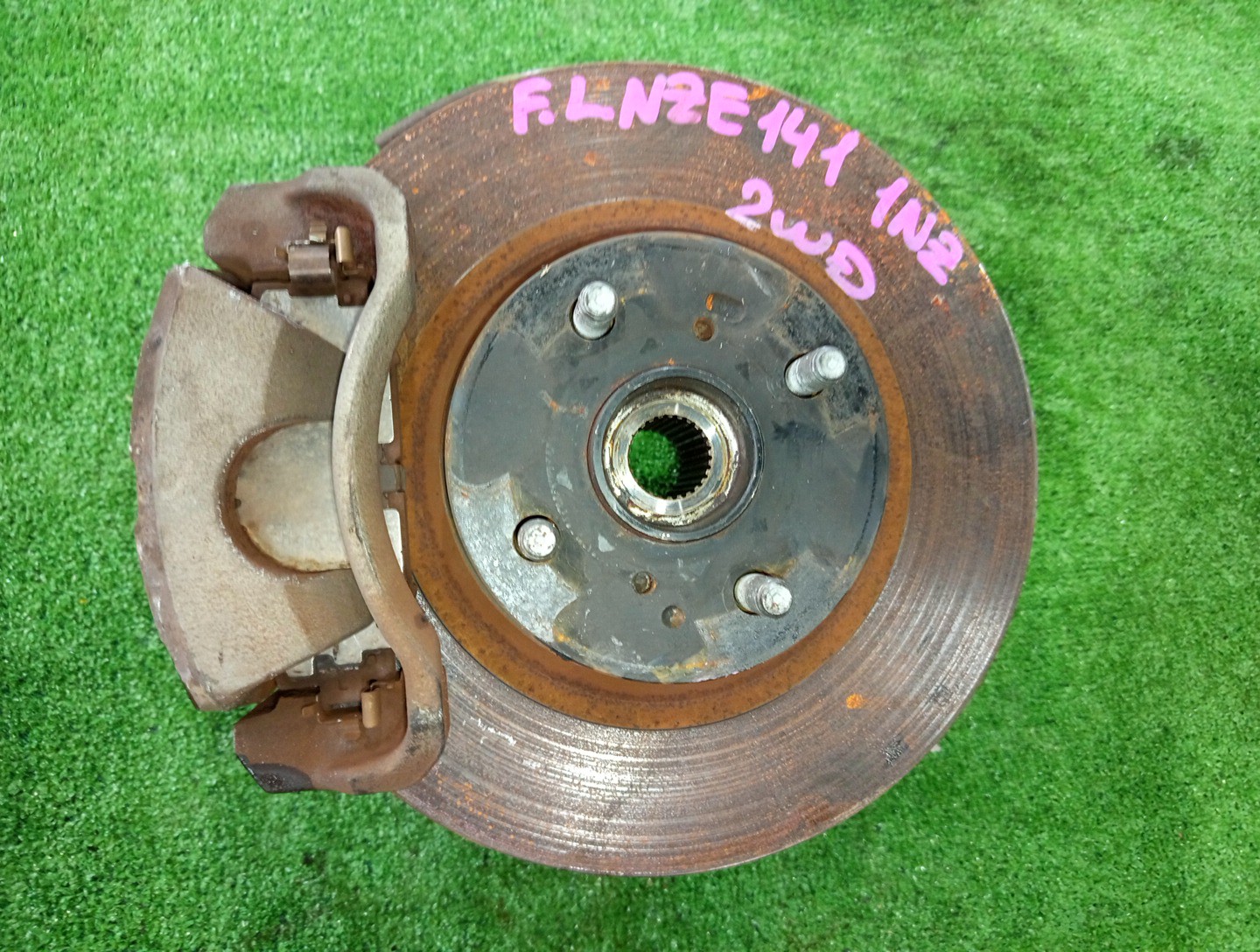 Ступица левая передняя TOYOTA AXIO, COROLLA FIELDER, COROLLA  AXIO, FIELDER NZE141, ZRE142, ZRE142G, NZE141G 1NZ-FE, 2ZR-FAE, 2ZR-FE 1 ракурс