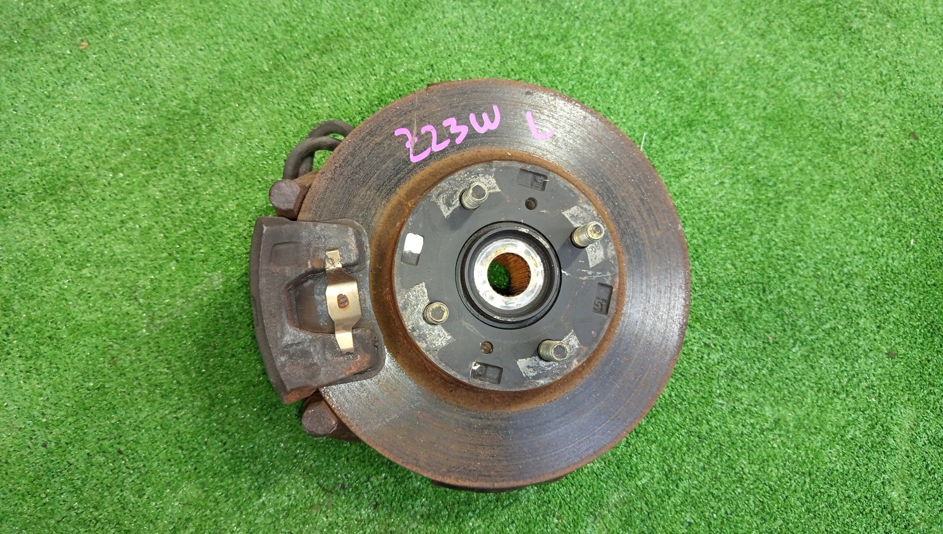 Ступица левая передняя  MITSUBISHI COLT PLUS, COLT Z22W, Z21W, Z23W, Z24W, Z24A, Z23A, Z21A, Z25A, Z26A, Z28A, Z22A 4A90, 4A91, 4G19, 4G15 1 ракурс