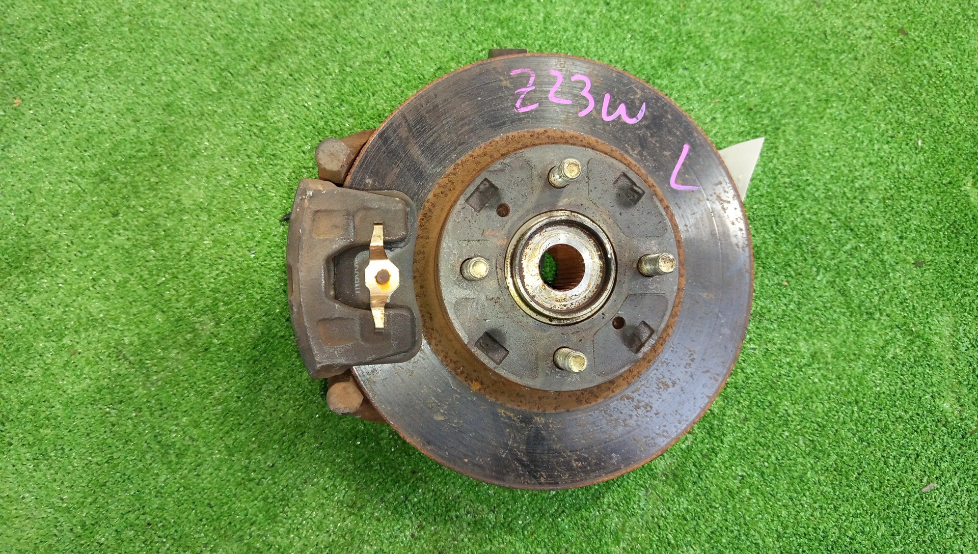 Ступица левая передняя  MITSUBISHI COLT PLUS, COLT Z22W, Z21W, Z23W, Z24W, Z24A, Z23A, Z21A, Z25A, Z26A, Z28A, Z22A 4A90, 4A91, 4G19, 4G15 1 ракурс