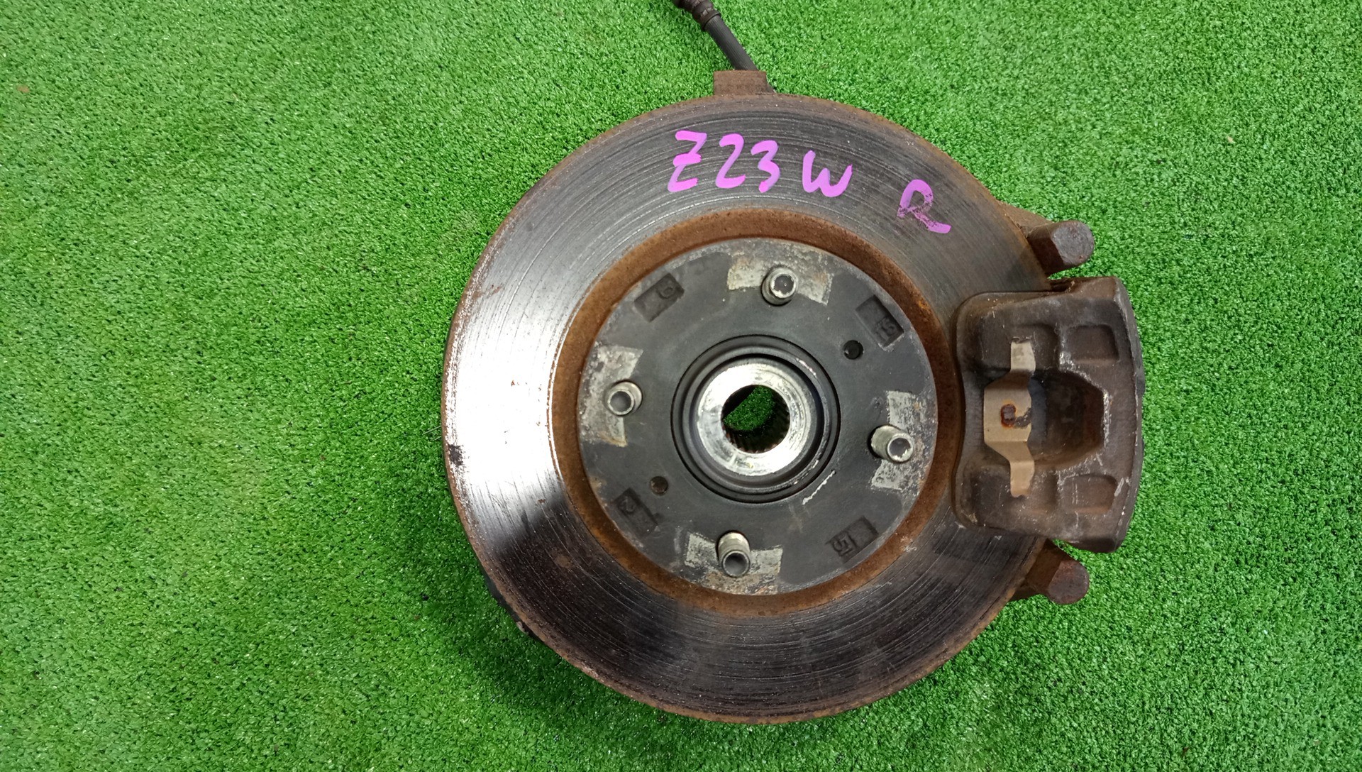 Ступица правая передняя  MITSUBISHI COLT PLUS, COLT Z22W, Z21W, Z23W, Z24W, Z24A, Z23A, Z21A, Z25A, Z26A, Z28A, Z22A 4A90, 4A91, 4G19, 4G15 1 ракурс