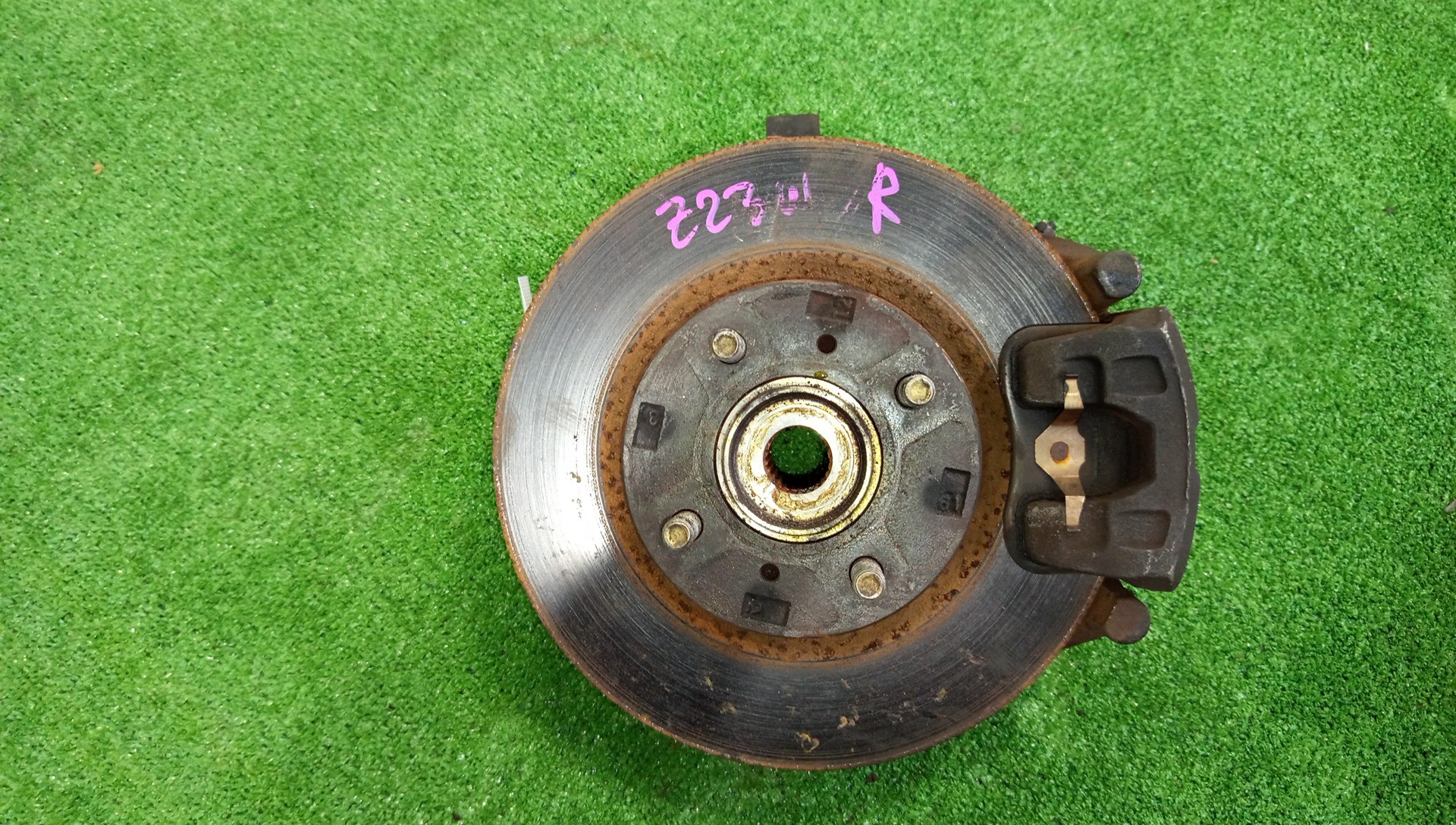 Ступица правая передняя  MITSUBISHI COLT PLUS, COLT Z22W, Z21W, Z23W, Z24W, Z24A, Z23A, Z21A, Z25A, Z26A, Z28A, Z22A 4A90, 4A91, 4G19, 4G15 1 ракурс