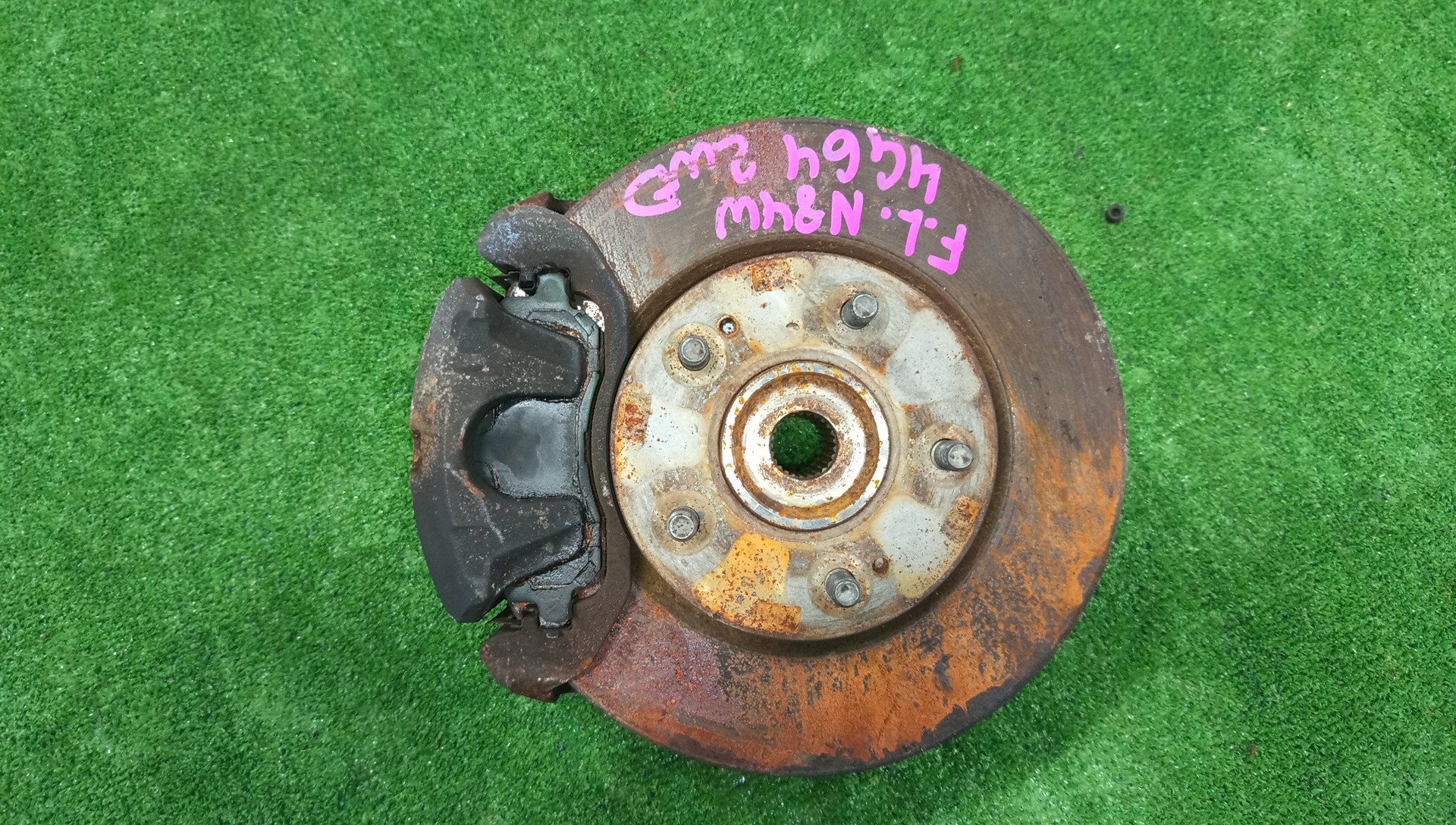 Ступица левая передняя MITSUBISHI CHARIOT GRANDIS, RVR N84W, N94W, N71W, N61W, N64W, N74W, N73WG 4G64, 4G93, 4G63T 1 ракурс