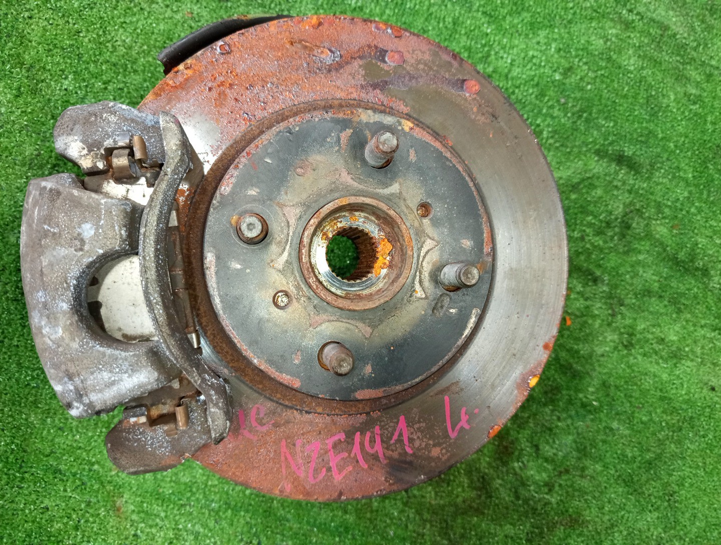 Ступица левая передняя TOYOTA AXIO, COROLLA FIELDER, COROLLA  AXIO, FIELDER NZE141, ZRE142, ZRE142G, NZE141G 1NZ-FE, 2ZR-FAE, 2ZR-FE 1 ракурс
