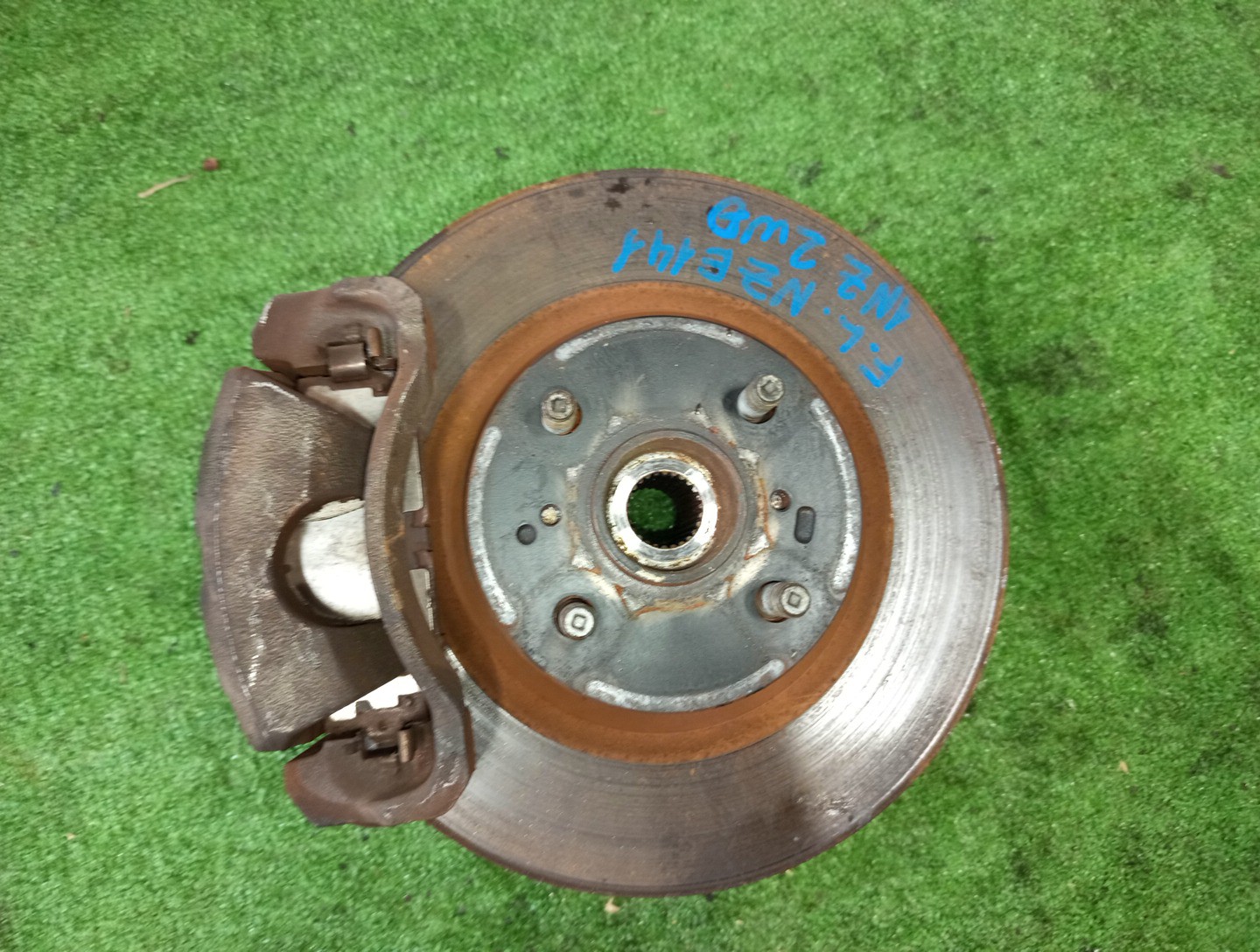 Ступица левая передняя TOYOTA AXIO, COROLLA FIELDER, COROLLA AXIO, FIELDER NZE141, ZRE142, ZRE142G, NZE141G 1NZ-FE, 2ZR-FAE, 2ZR-FE 1 ракурс Ступица левая передняя TOYOTA AXIO, COROLLA FIELDER, COROLLA AXIO, FIELDER NZE141, ZRE142, ZRE142G, NZE141G 1NZ-FE, 2ZR-FAE, 2ZR-FE 1 ракурс
