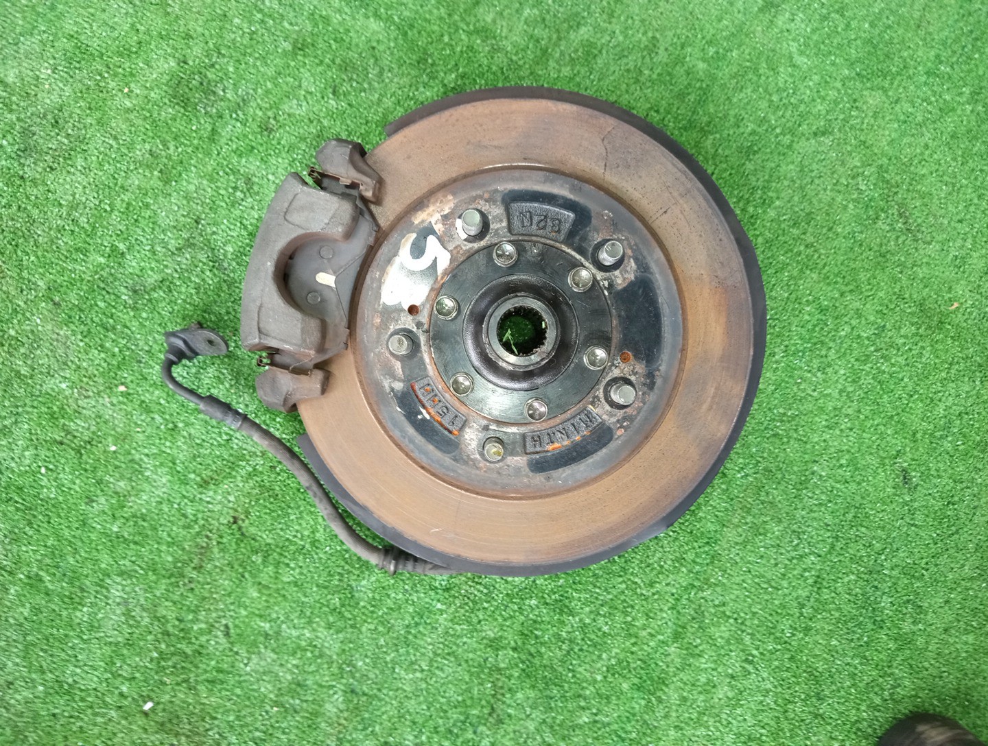 Ступица правая передняя SUZUKI ESCUDO, GRAND ESCUDO TD62W, TD32W, TA02W, TJ52W, TX92W, TD02W, TA52W, TL52W, TD52W H25A, RF-T, G16A, J20A, H27A 1 ракурс