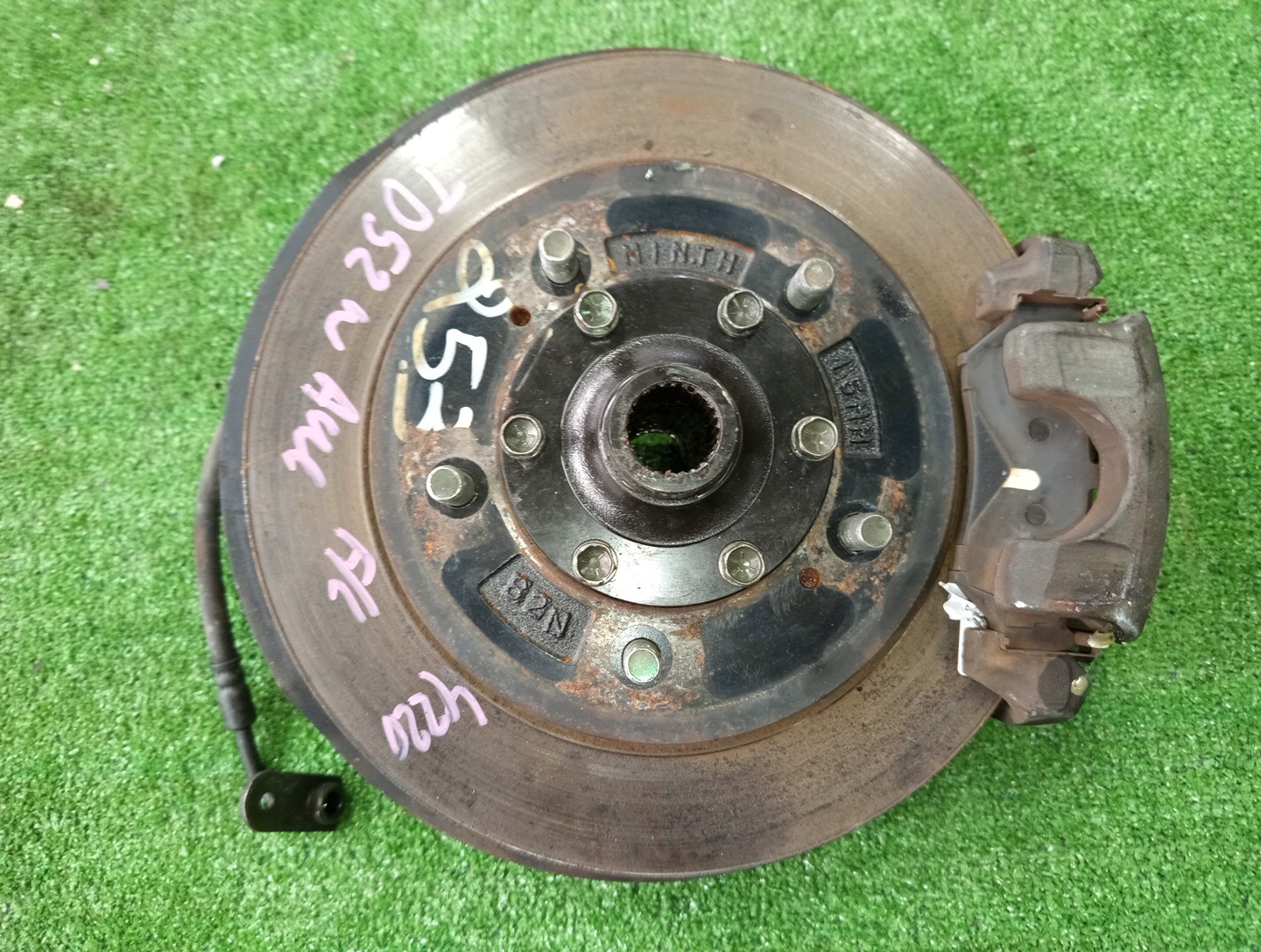 Ступица левая передняя SUZUKI ESCUDO, GRAND ESCUDO TD62W, TD32W, TA02W, TJ52W, TX92W, TD02W, TA52W, TL52W, TD52W H25A, RF-T, G16A, J20A, H27A 1 ракурс