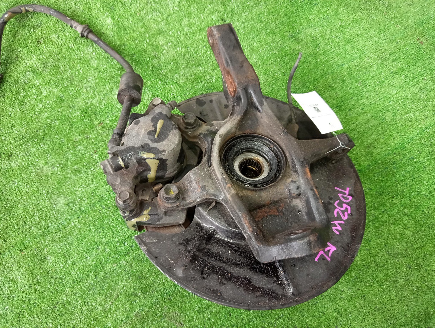 Ступица левая передняя SUZUKI ESCUDO, GRAND ESCUDO TD62W, TD32W, TA02W, TJ52W, TX92W, TD02W, TA52W, TL52W, TD52W H25A, RF-T, G16A, J20A, H27A 2 ракурс